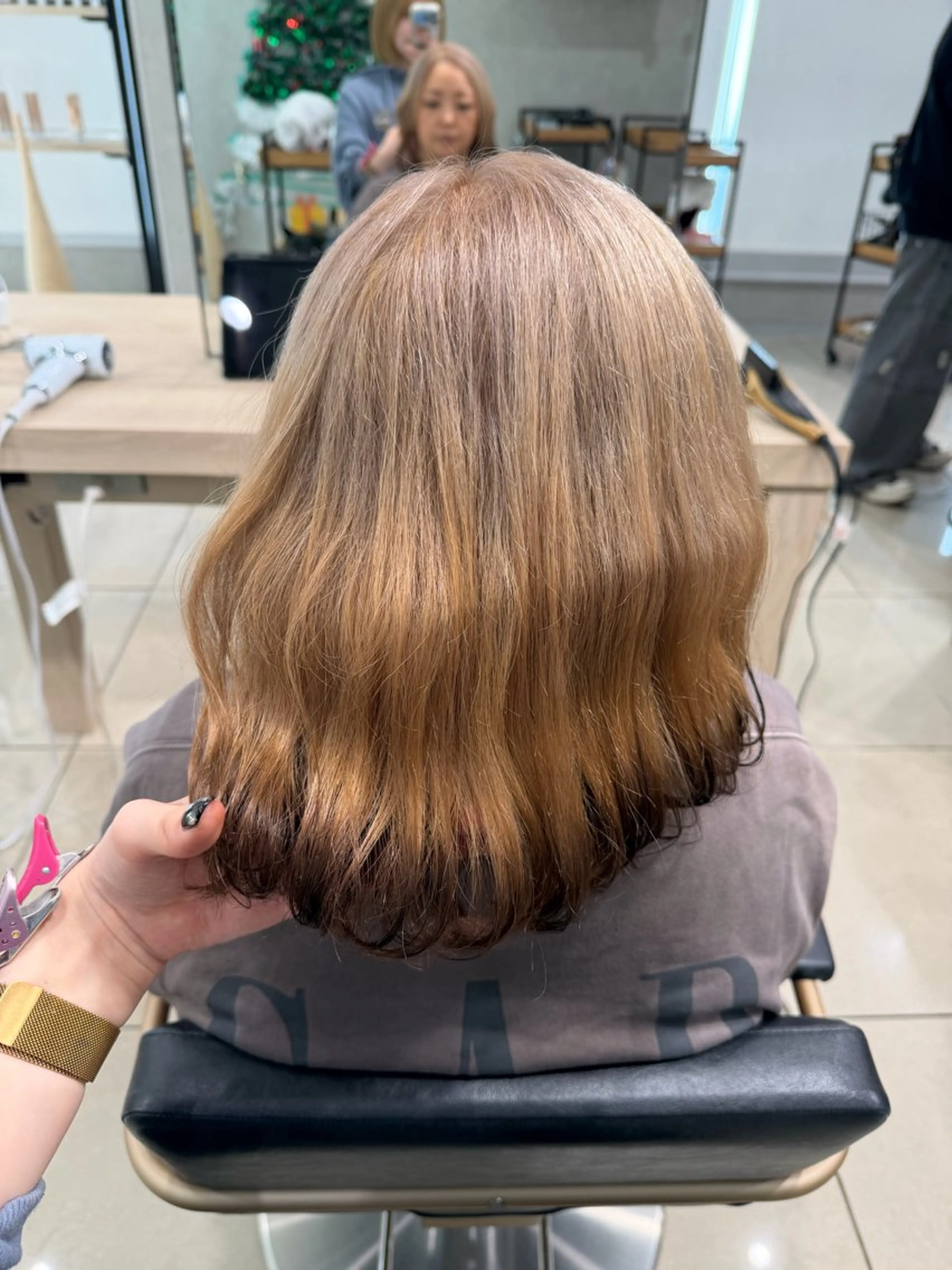 セミロング カラー ブラウンカラー デザインカラー 巖本 真希のヘアスタイル