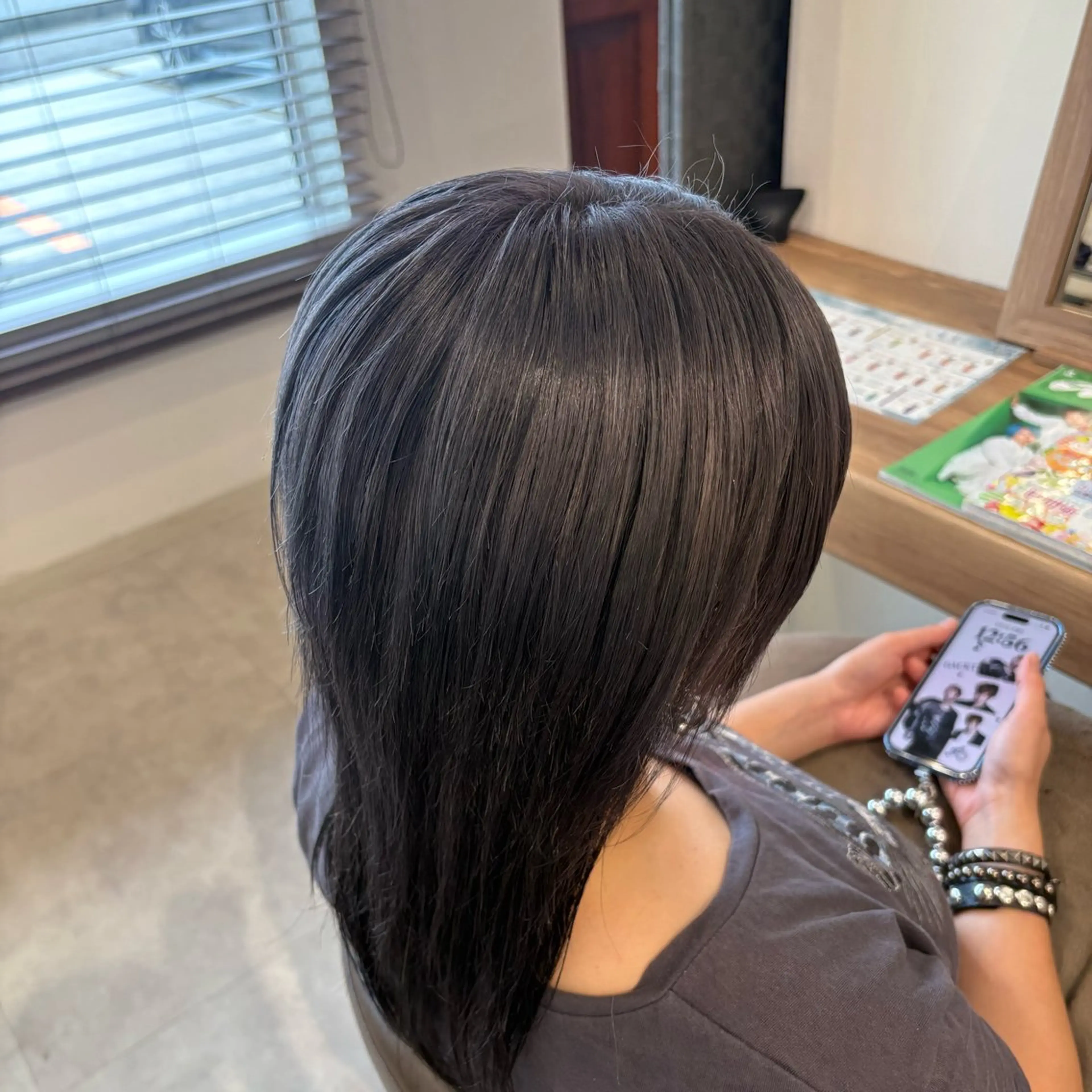 カラー ブリーチ シルバー ヘアカラー 渡邊 玲来のヘアスタイル