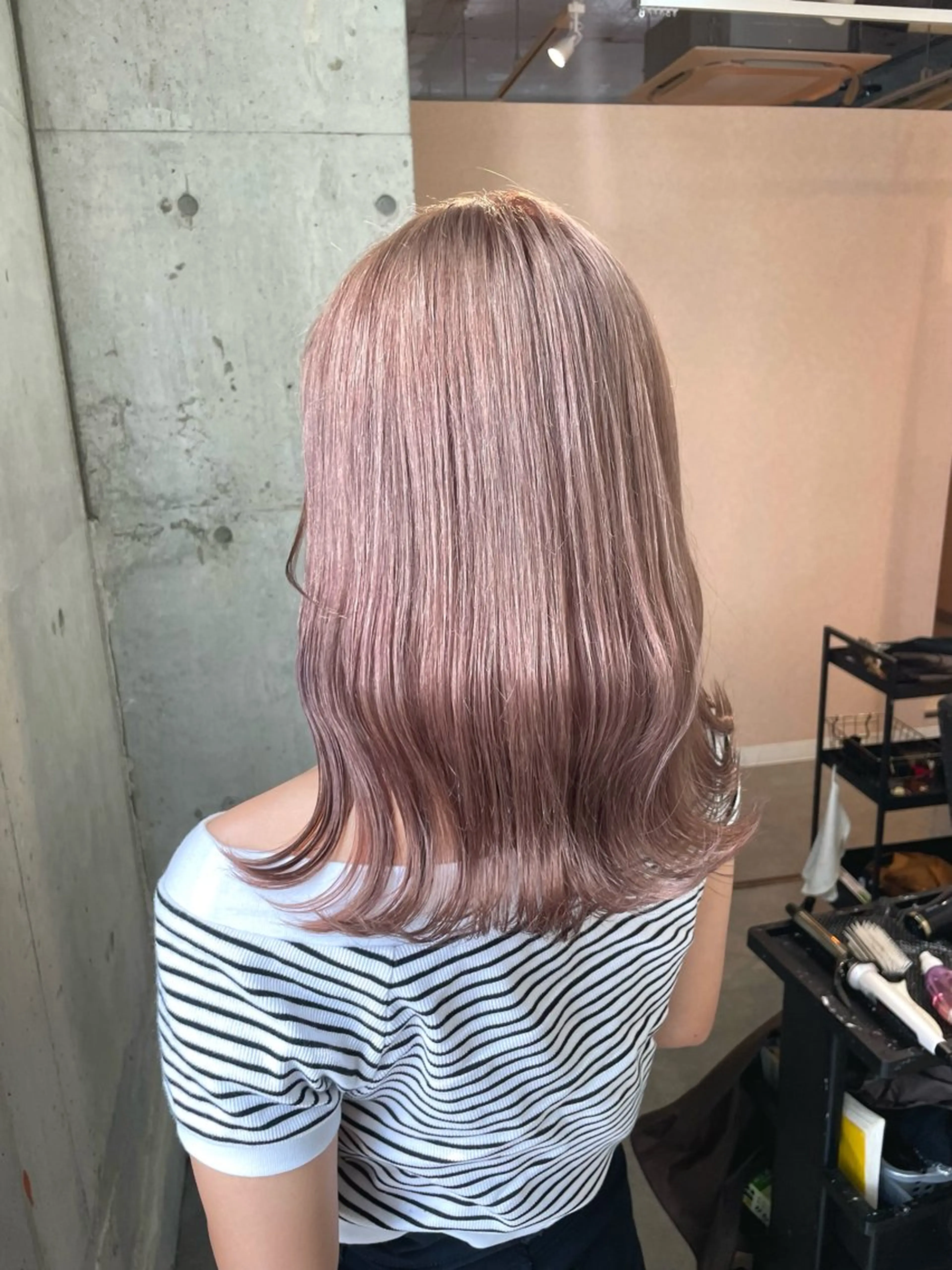 ロング カラー ベージュカラー ミルクティーベージュ ヘアカラー トリートメント SHOTO ハイトー ン/ブロンドカラーのヘアスタイル