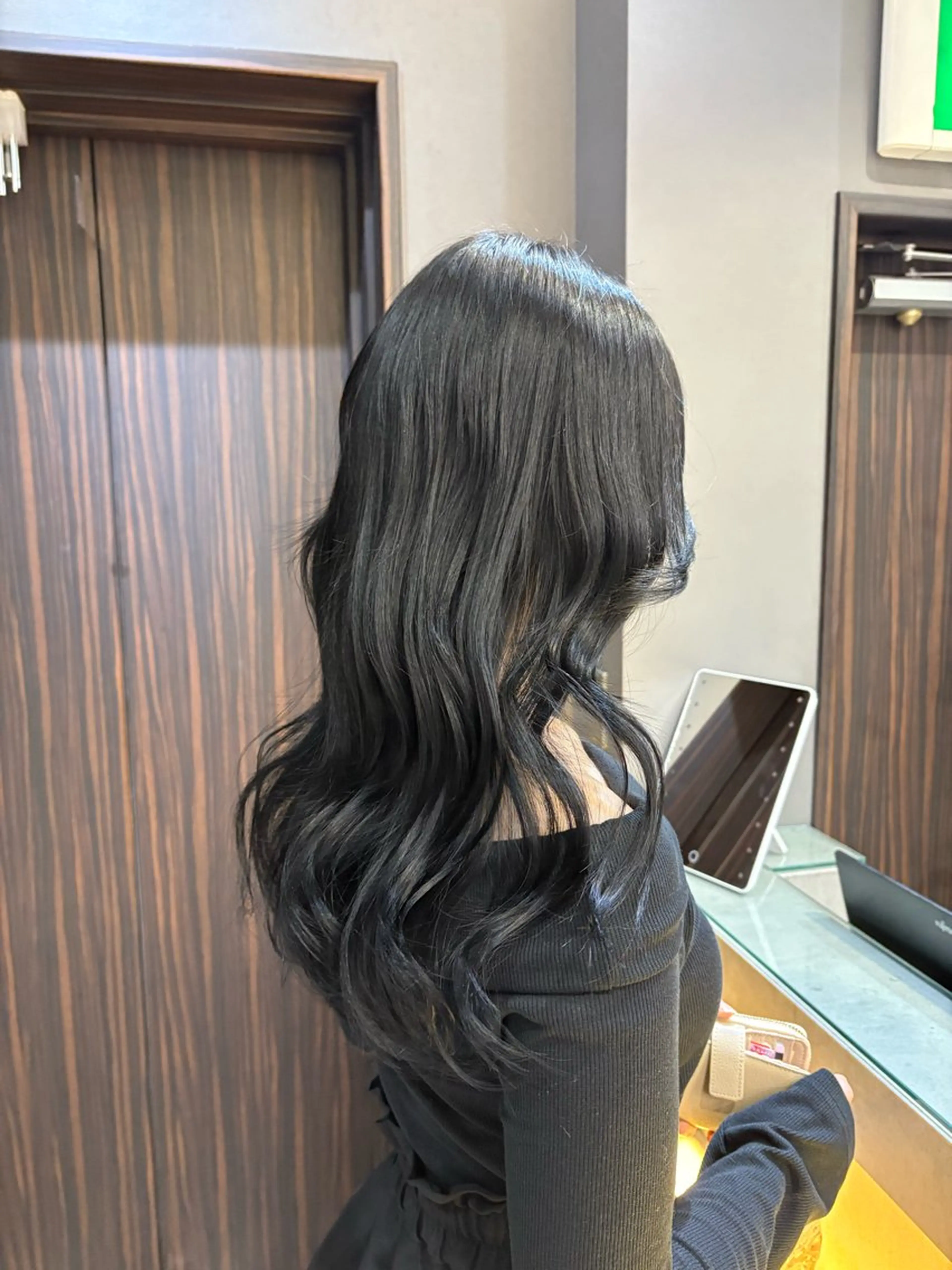 ロング カラー noa 寒色系カラーブリーチのヘアスタイル