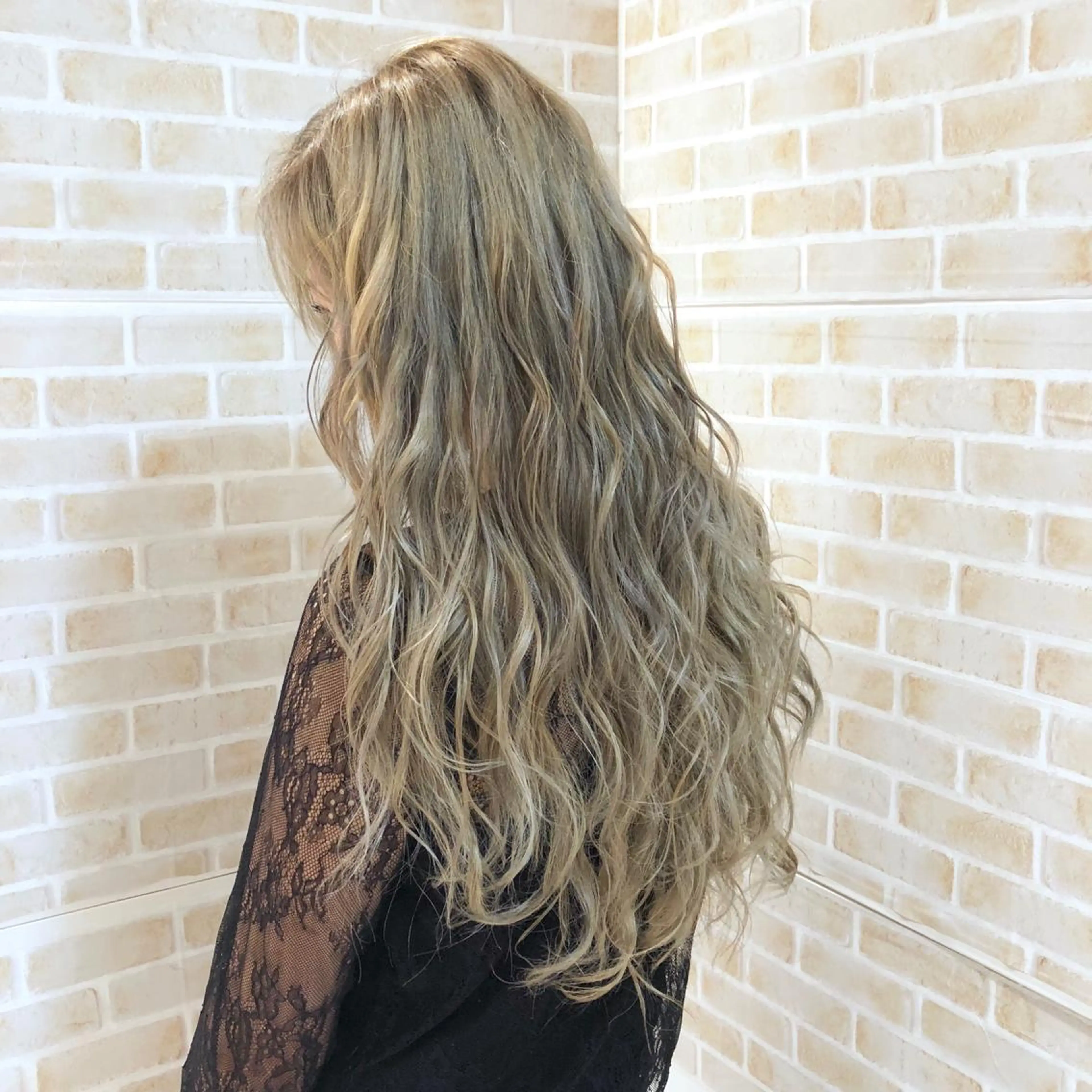 ロング カラー ベージュカラー ブリーチ ケアブリーチ イルミナカラー ミルクティーベージュ 🌈ぷる艶カラー🌈 髪質改善👑柳沼尚貴のヘアスタイル