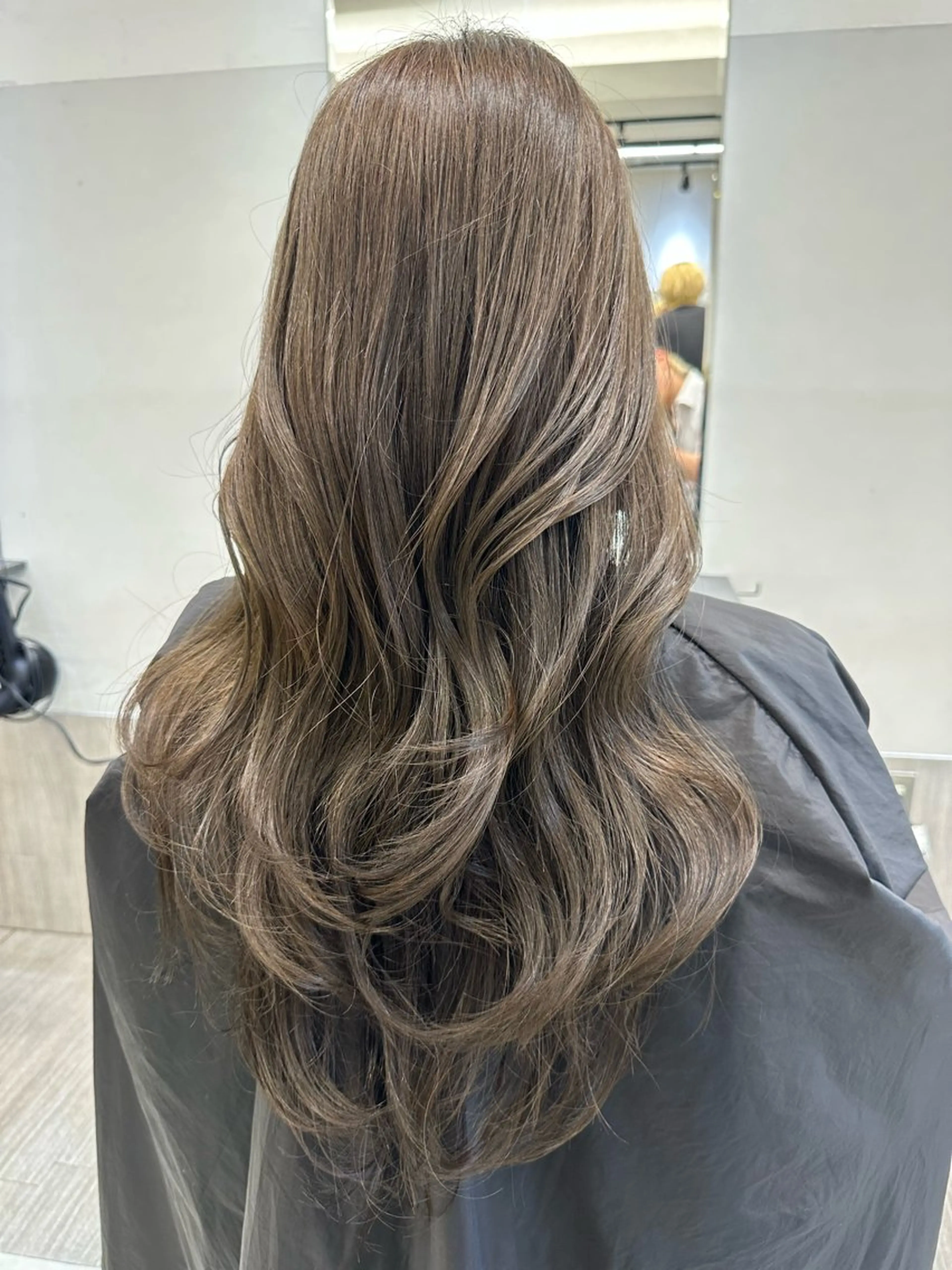 ロング カラー ベージュカラー オリーブベージュ AIRI layer cut hairのヘアスタイル