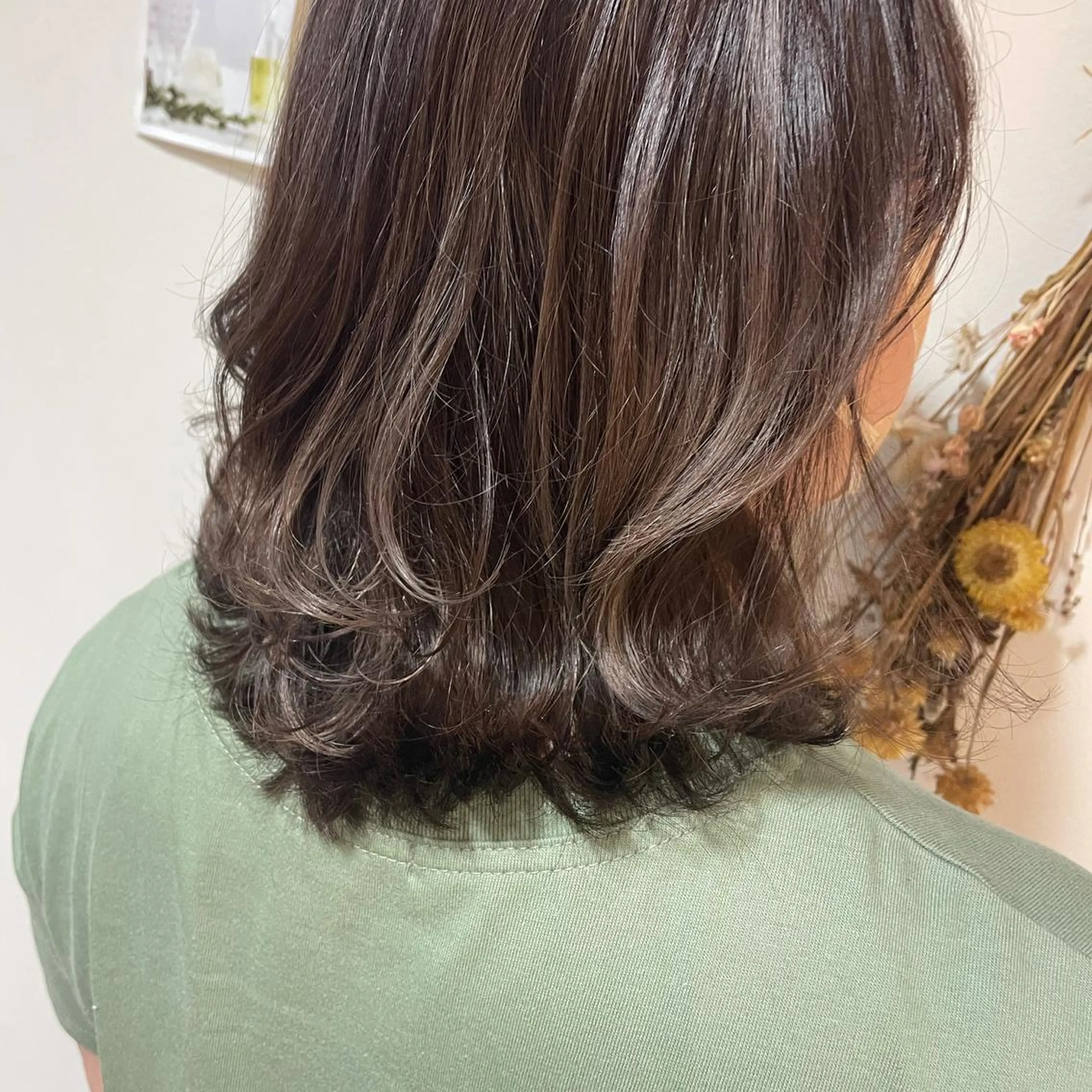 ミディアム カラー グレージュ モカグレージュ ヘアカラー トリートメント 松佐 ゆかりのヘアスタイル