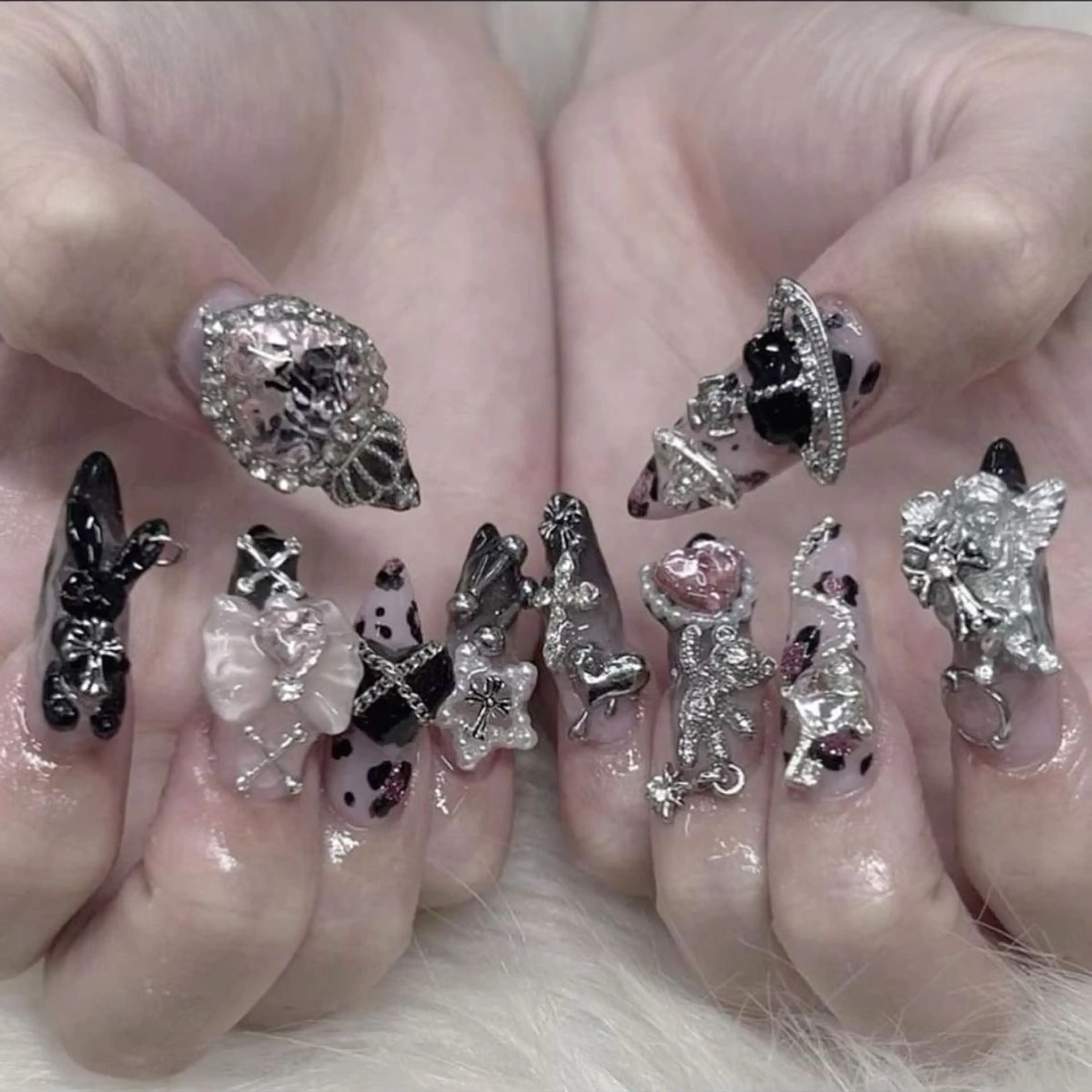 ネイル マグネットネイル ピンク ネイルチップ 冬ネイル クリスマス ハンドネイル Lee Nailsのネイルデザイン