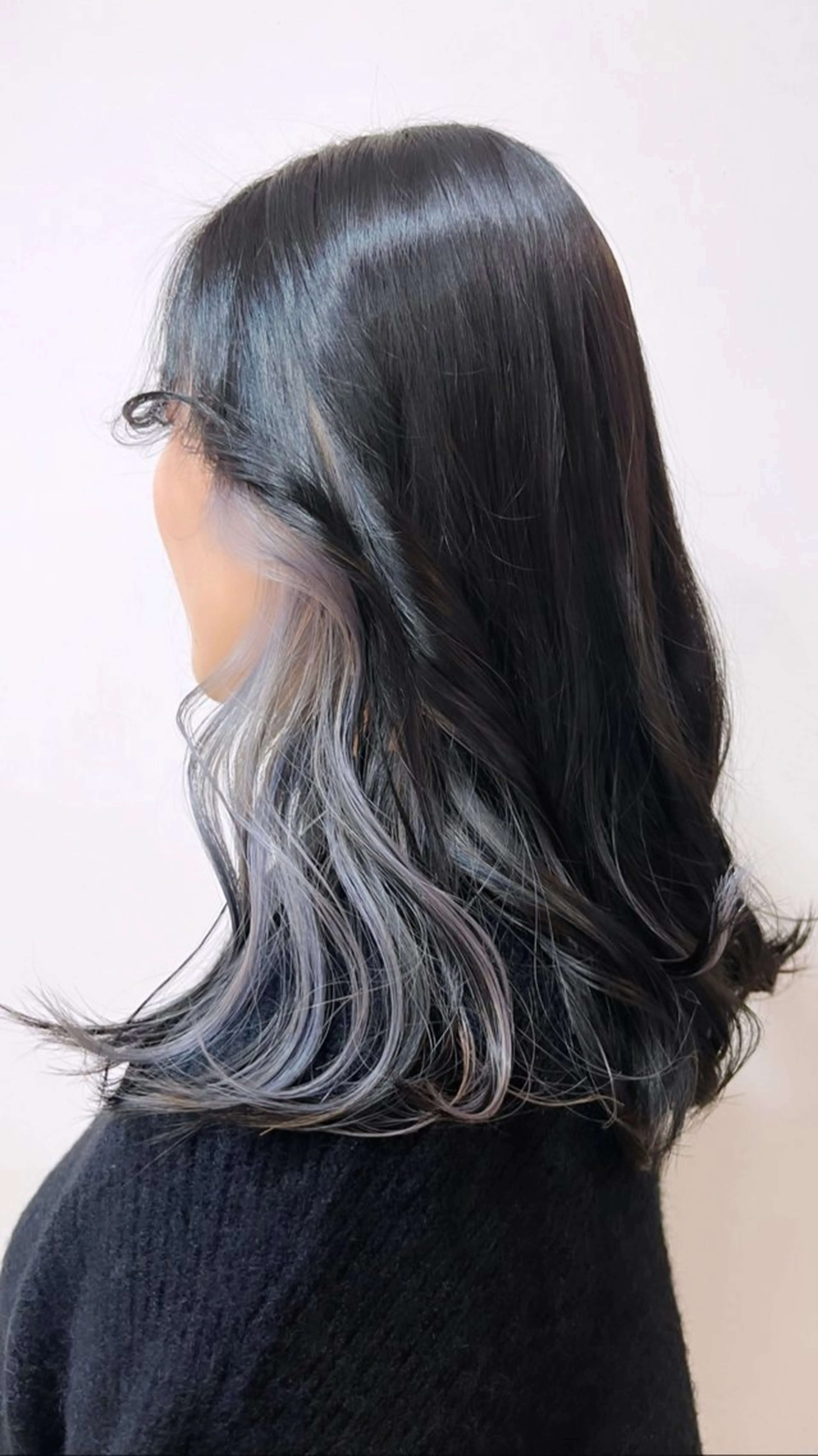 ミディアム カラー ブリーチ イヤリングカラー インナーカラー ヘアカラー ハイトーンカラー シールエクステのヘアスタイル