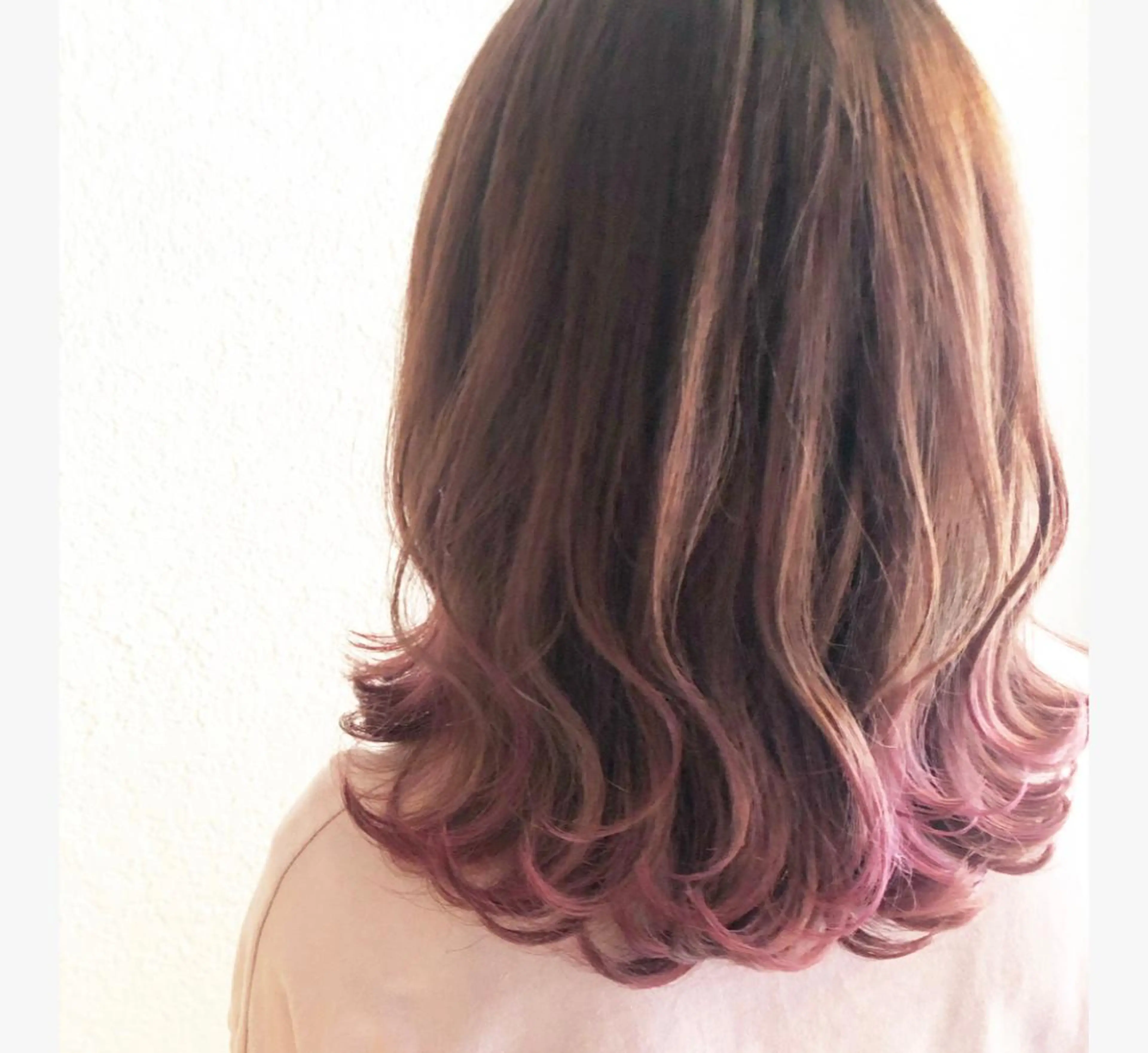 ミディアム カラー グラデーションカラー ピンクカラー AIR HEALのヘアスタイル