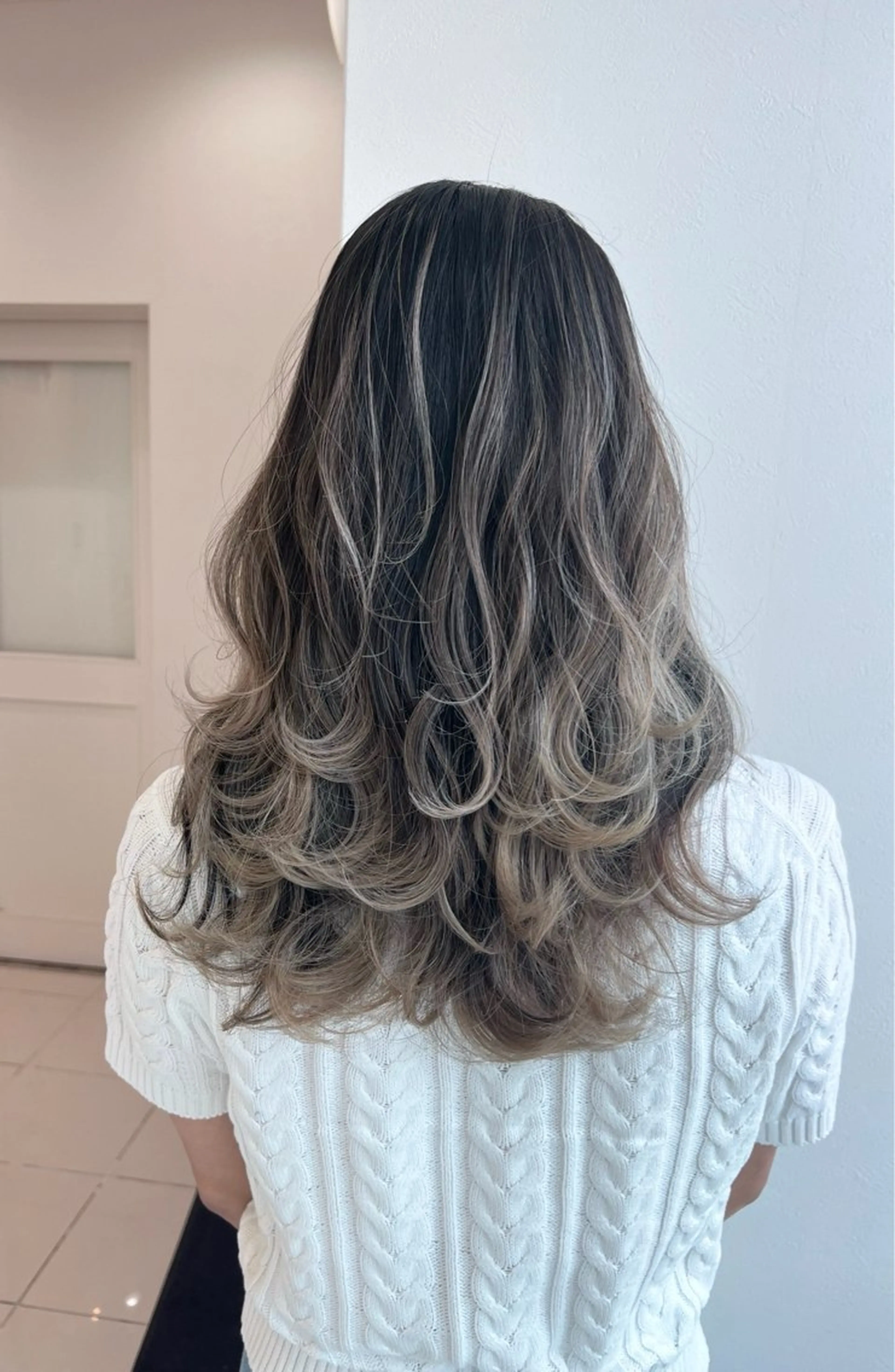 ロング カラー バレイヤージュ レイヤーカット ヘアカラー トリートメント VIRAL ヴァイラルのヘアスタイル
