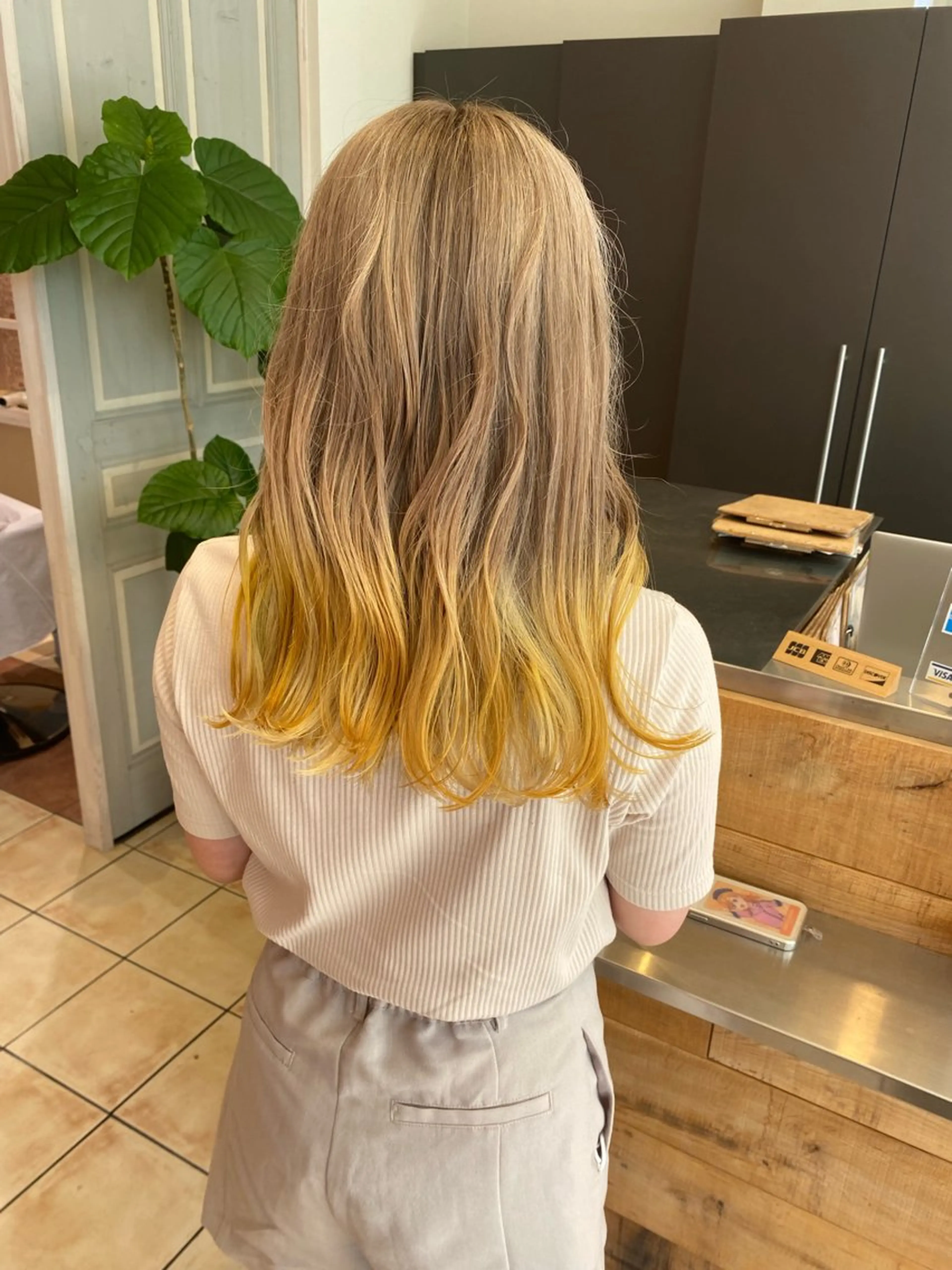 ロング イエローカラー さこだ　しょうた 【副店長】のヘアスタイル