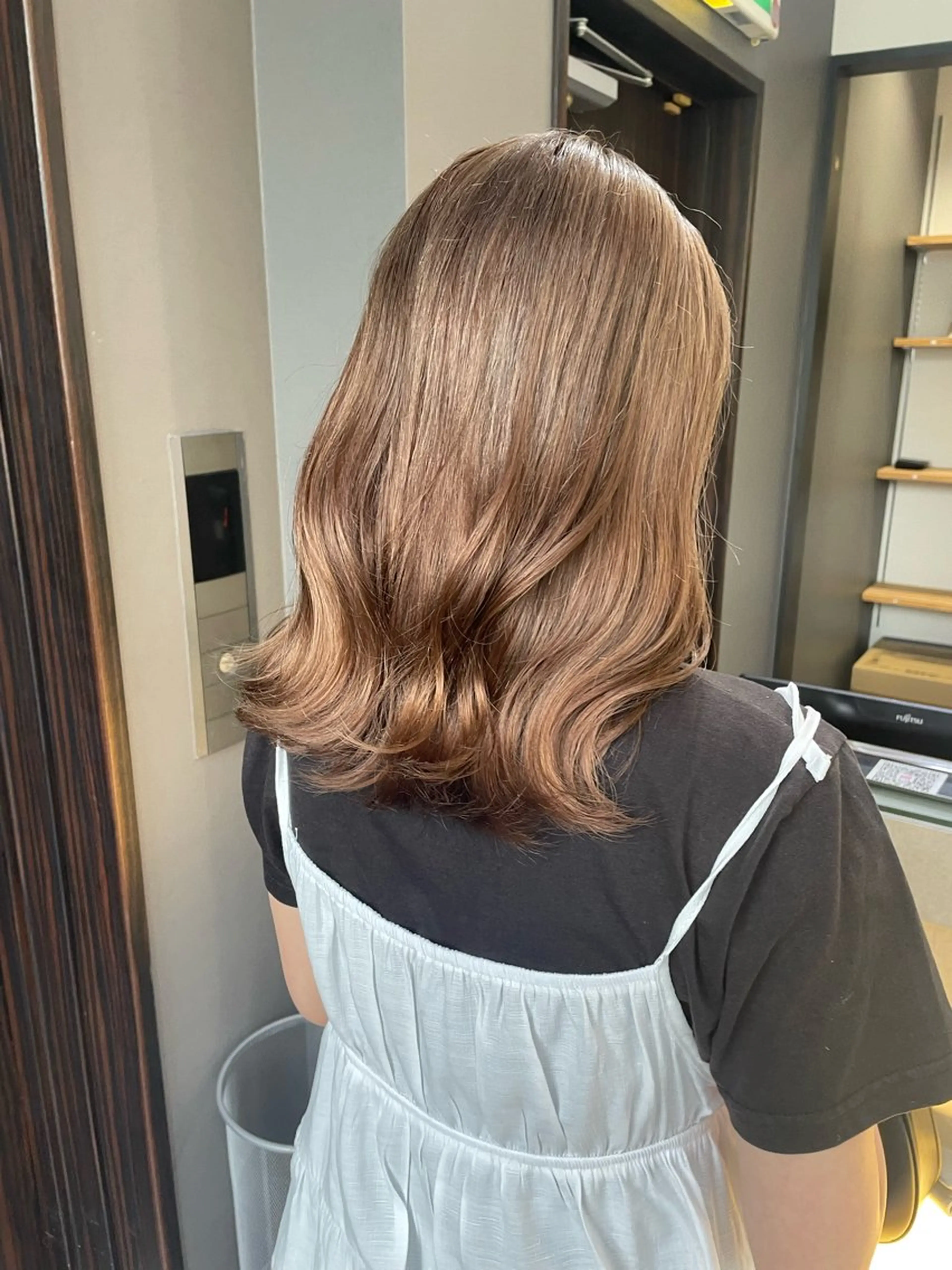 カラー ベージュカラー ミルクティーベージュ AIRI layer cut hairのヘアスタイル