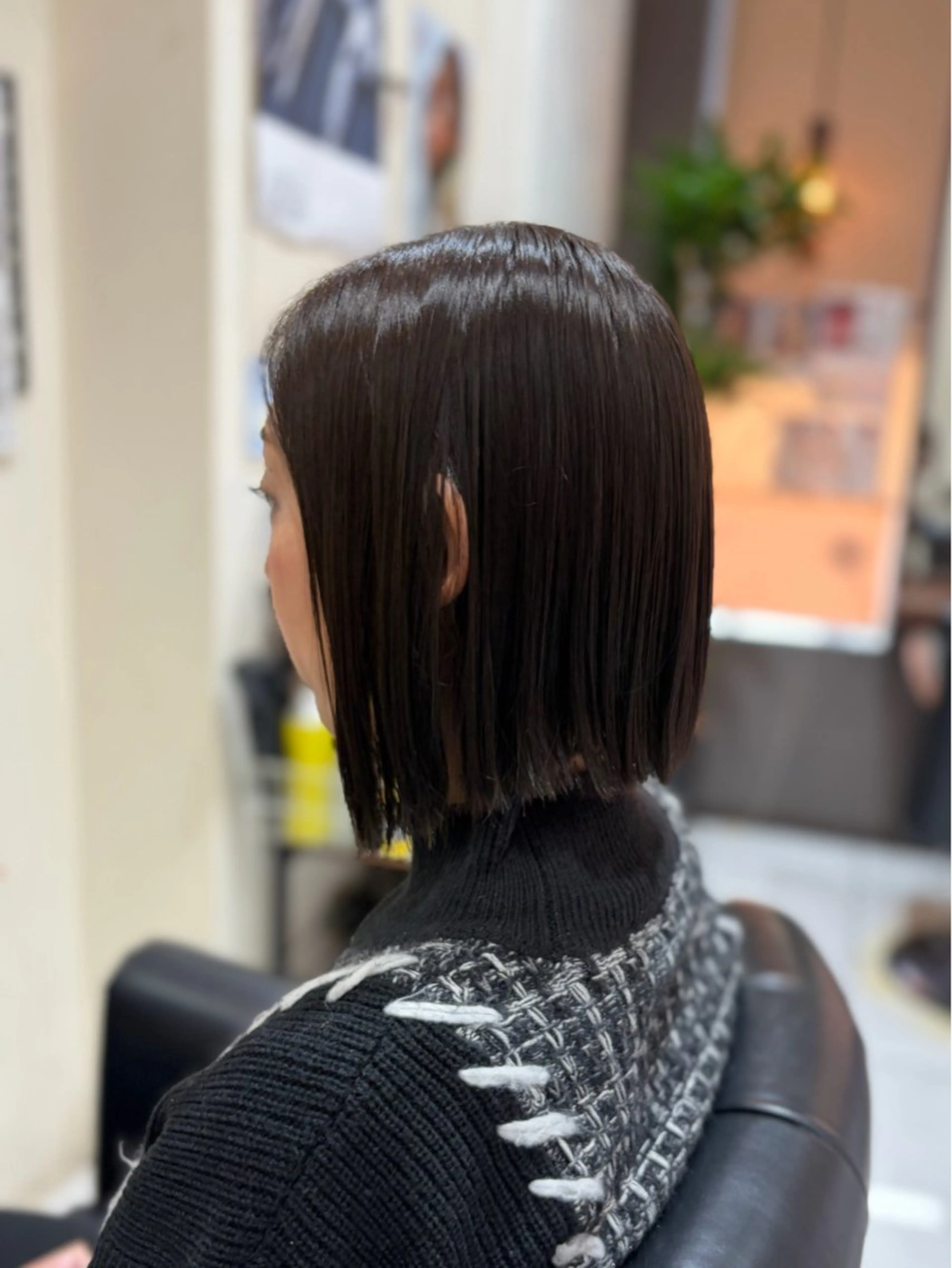 ミディアム ボブ 外ハネヘア カット ヘアカラー Aphrodite 横手 亜紀のヘアスタイル