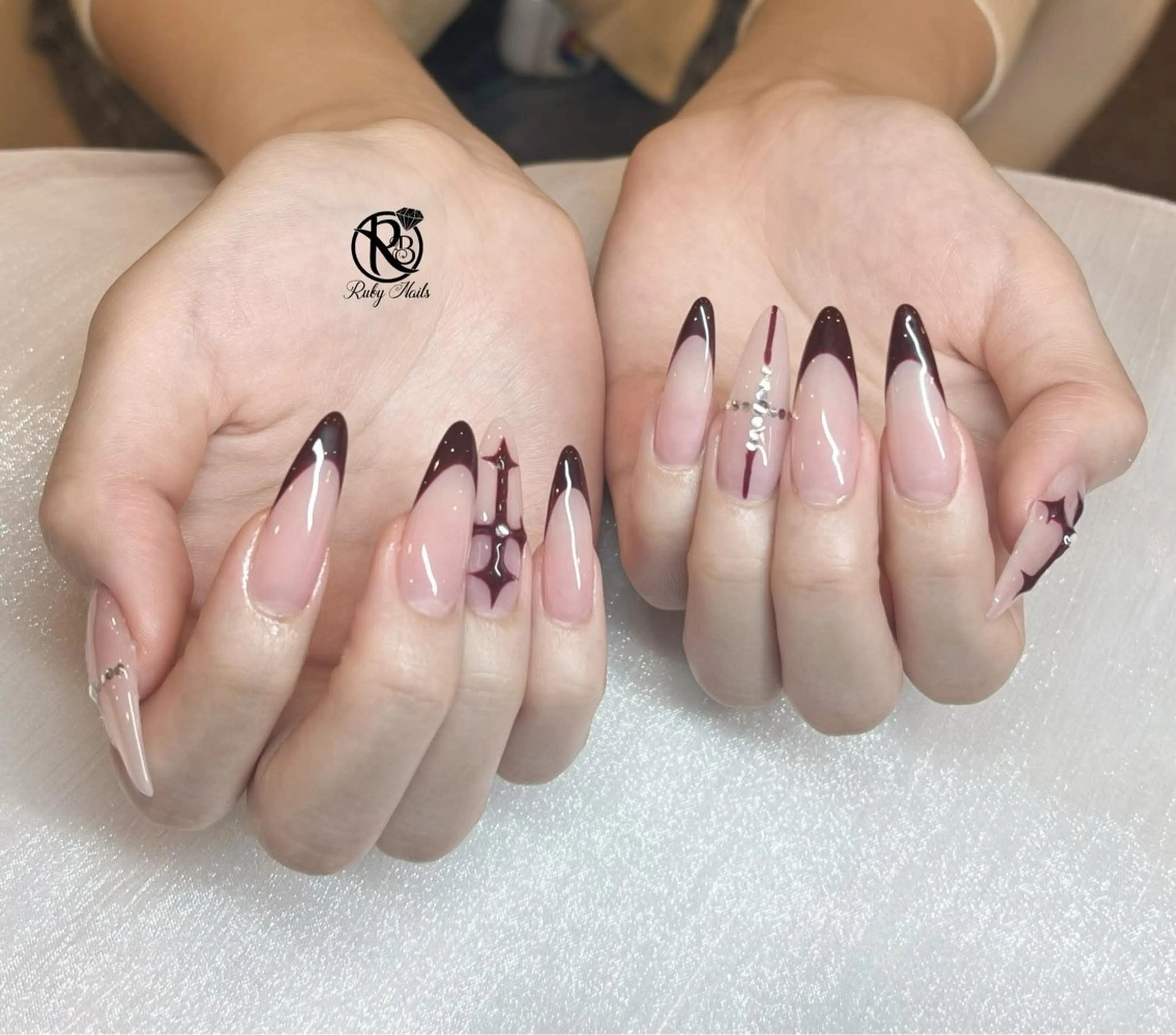 ネイル ボルドー ブラウン チークネイル ドット フットネイル ハンドネイル Ruby Nail 霞ヶ関店のネイルデザイン