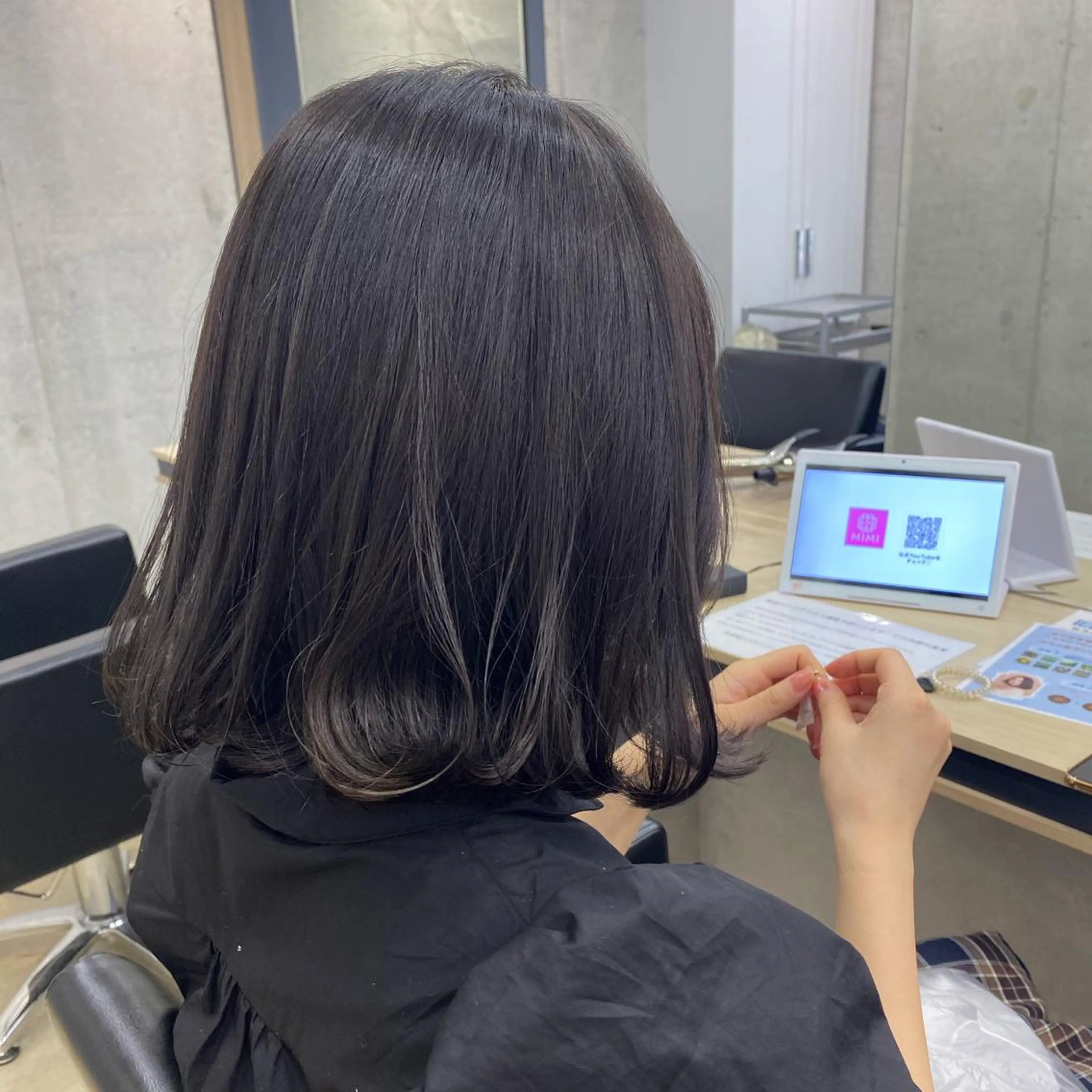 ショート カラー オリーブ/アッシュ やわらか透明感カラーのヘアスタイル