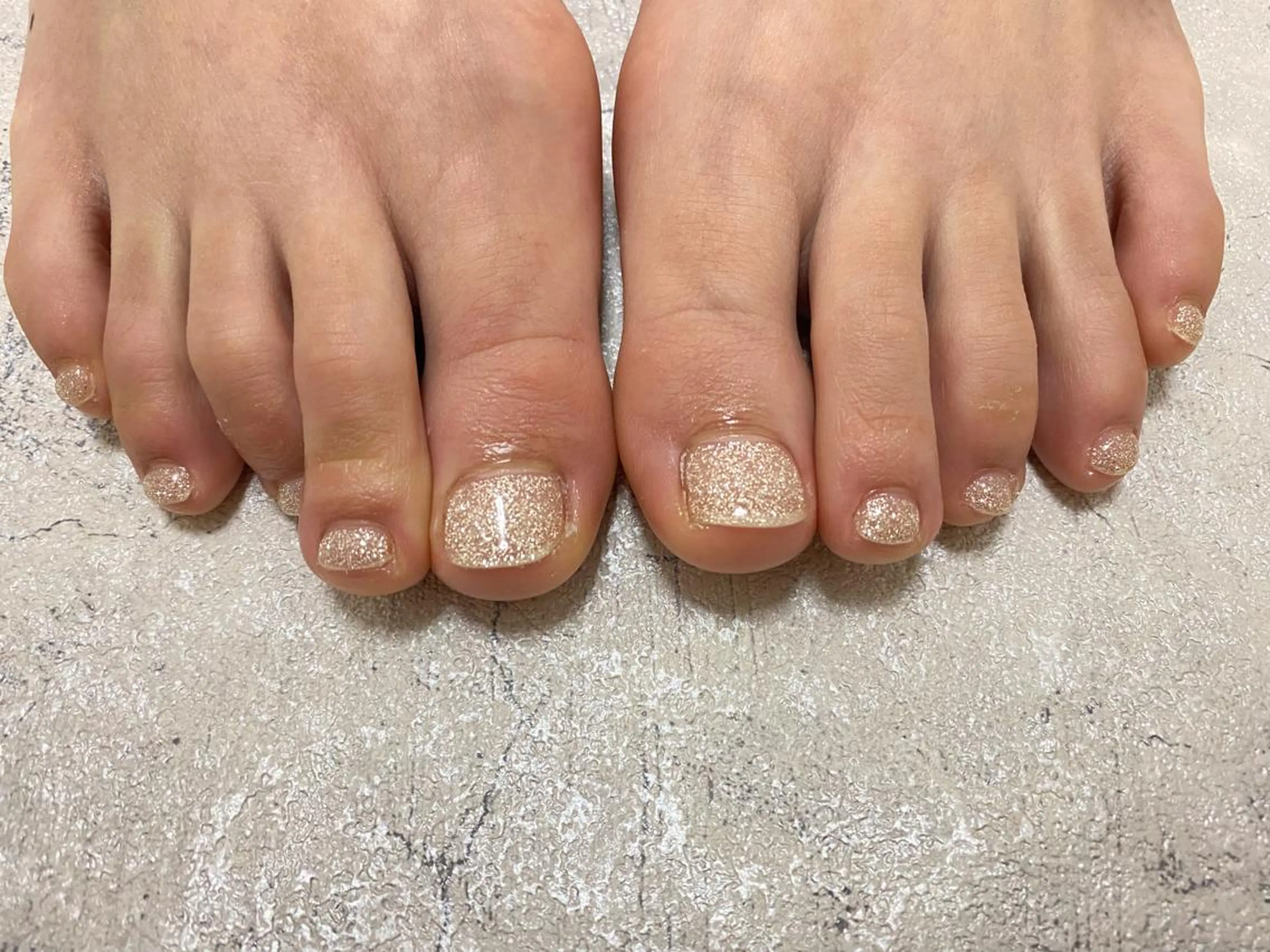 ネイル フットネイル ラメ(グリッター) ワンカラーネイル フットネイル mogunail &blowのネイルデザイン