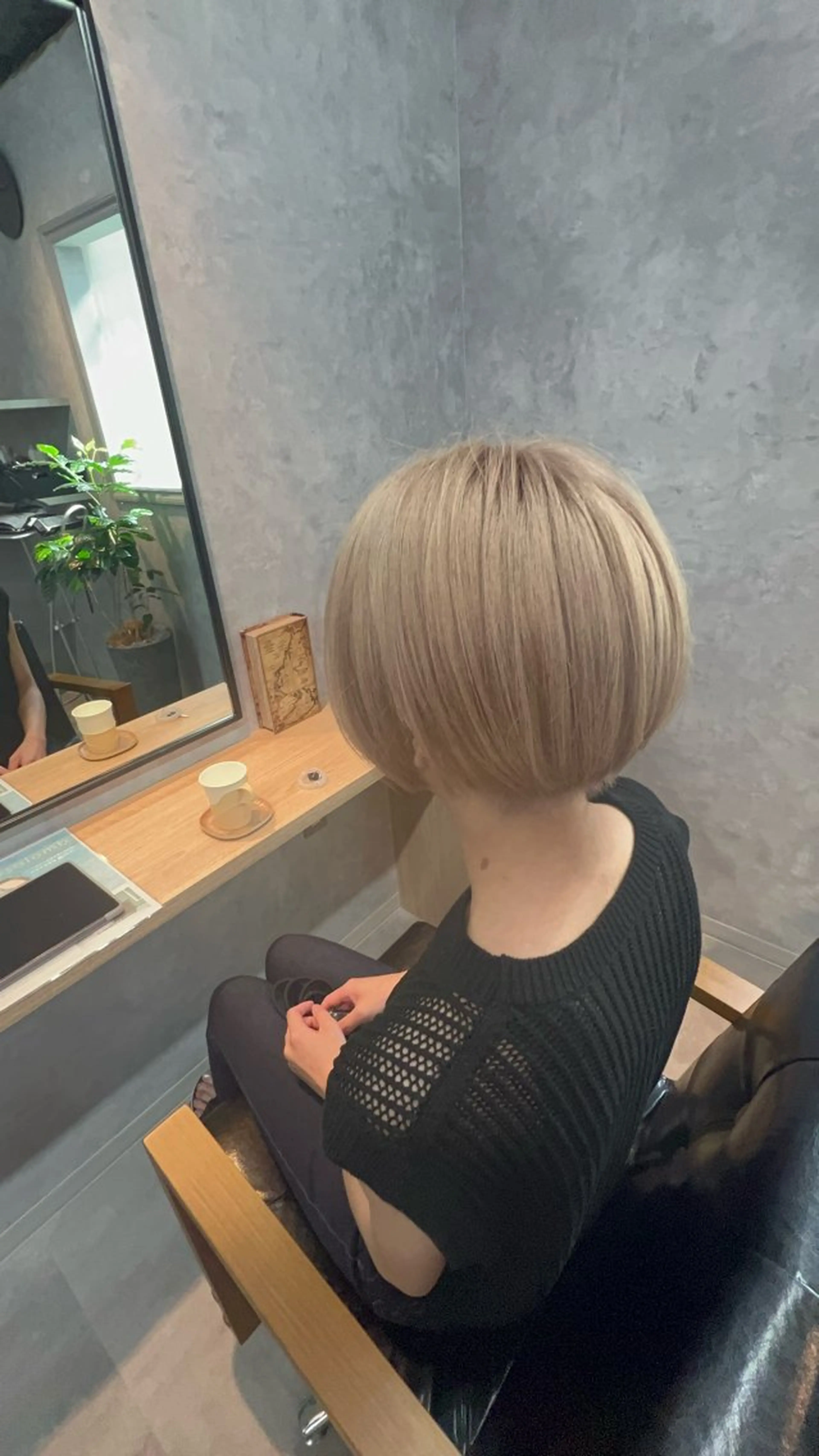 ミディアム カット ヘアカラー motoトップカラー リスト/ブリーチカラのヘアスタイル