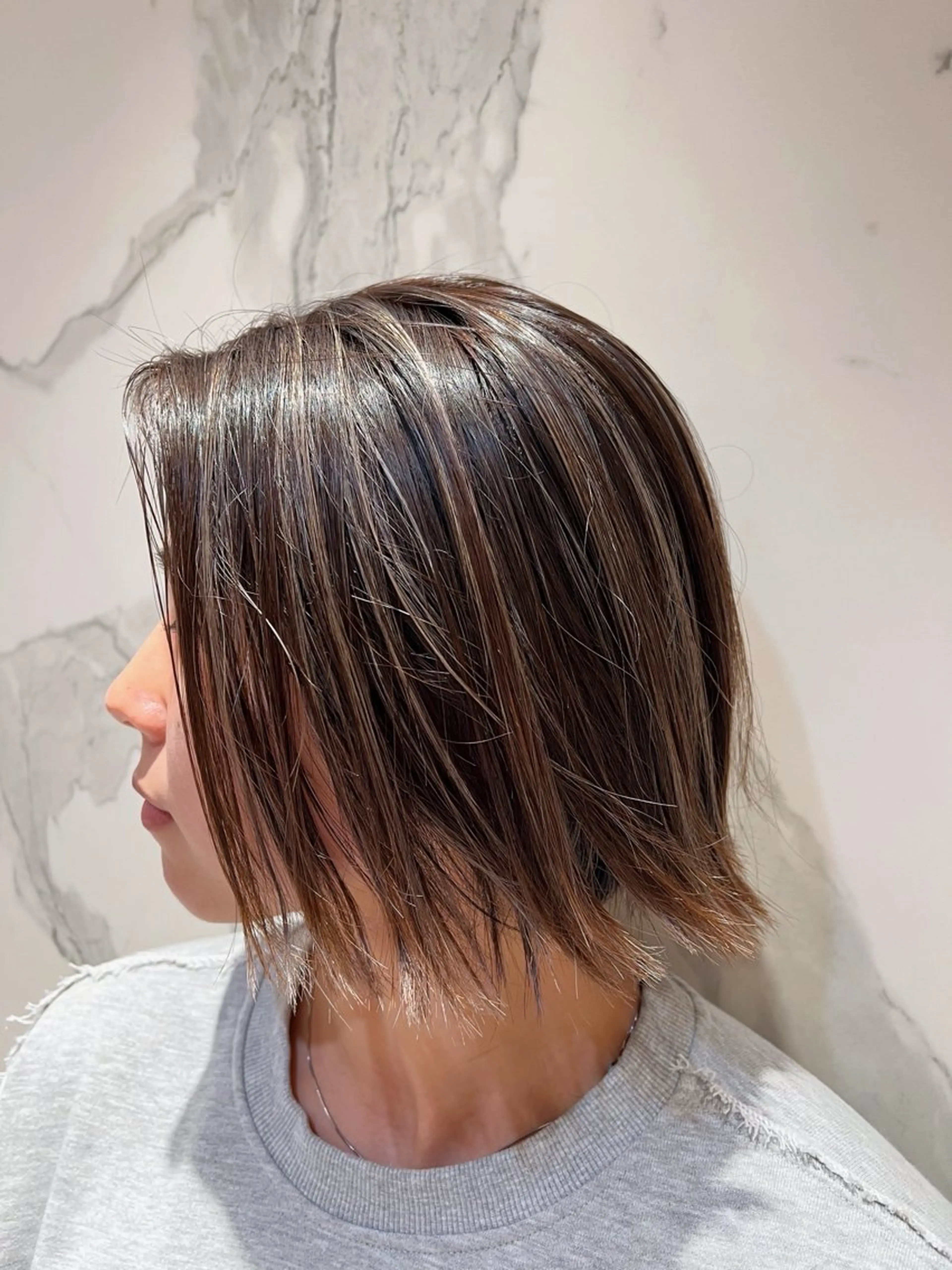 ミディアム カラー ハイライトカラー ボブ ハイライト 外ハネヘア 海外レイヤー/ 梅田美容室のヘアスタイル