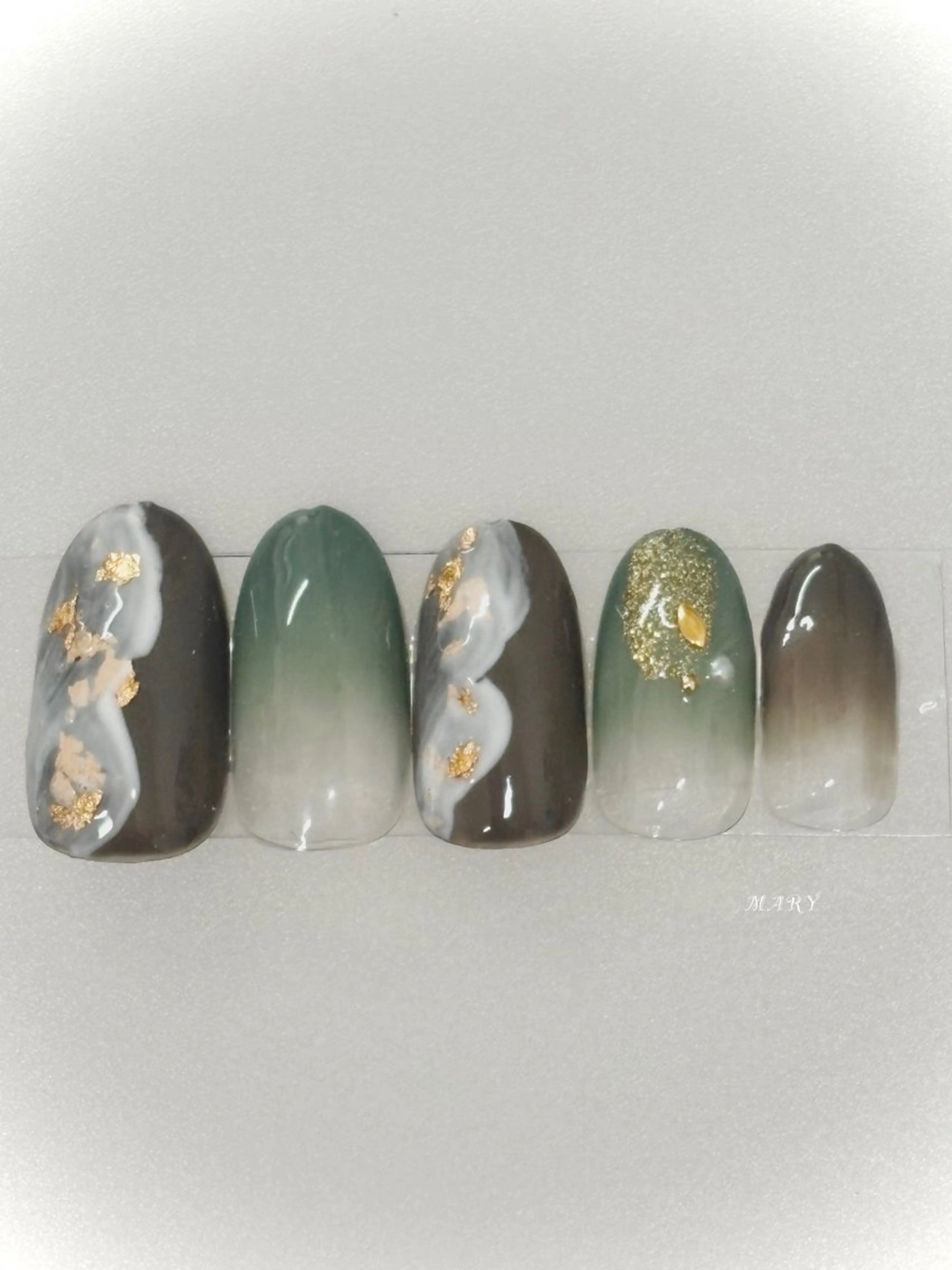ネイル グラデーション グリーン キラキラネイル ニュアンスネイル ハンドネイル Mary nail .narumiのネイルデザイン