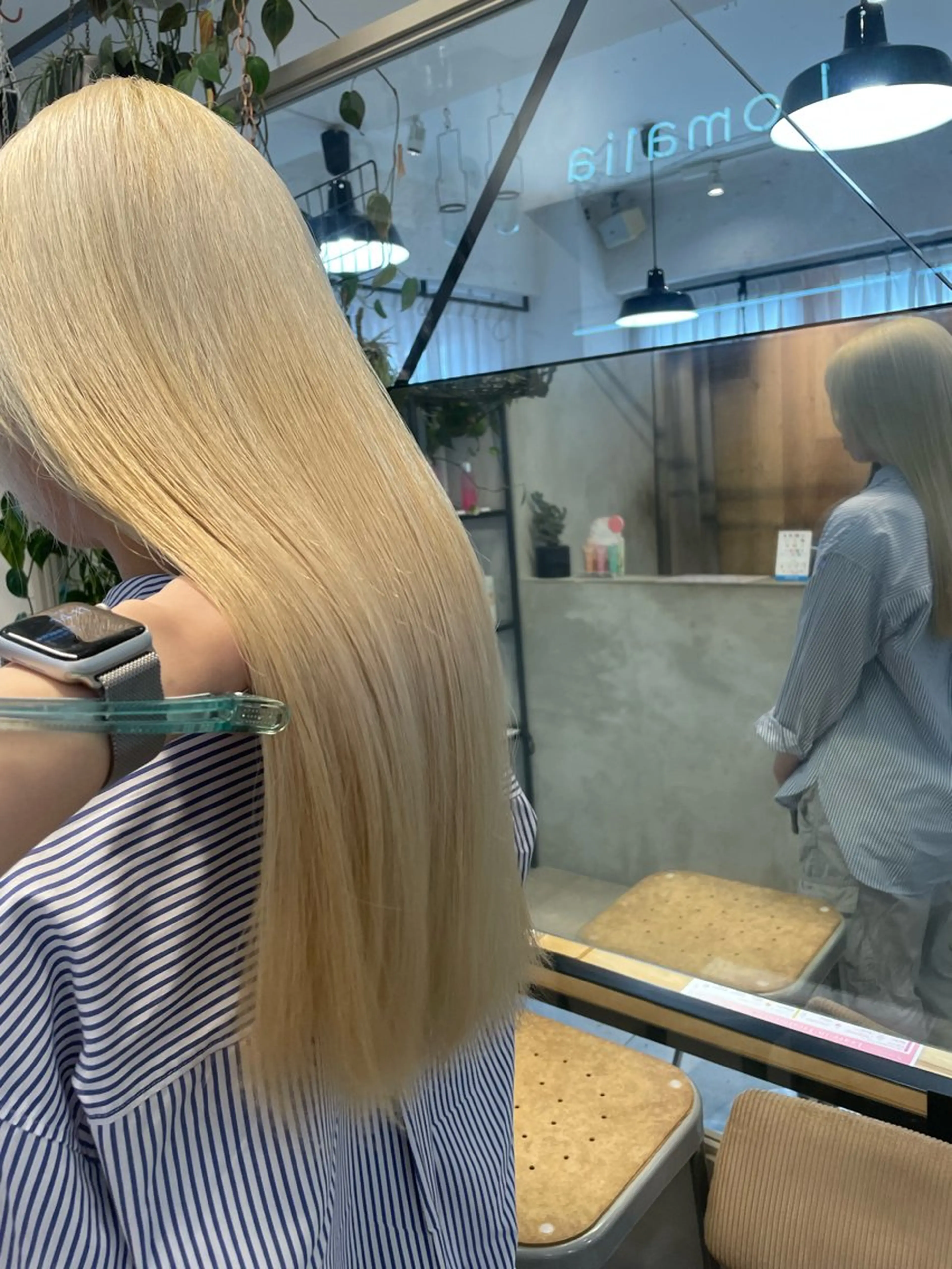 ロング カラー ミルクティー× グレージュMOMOのヘアスタイル