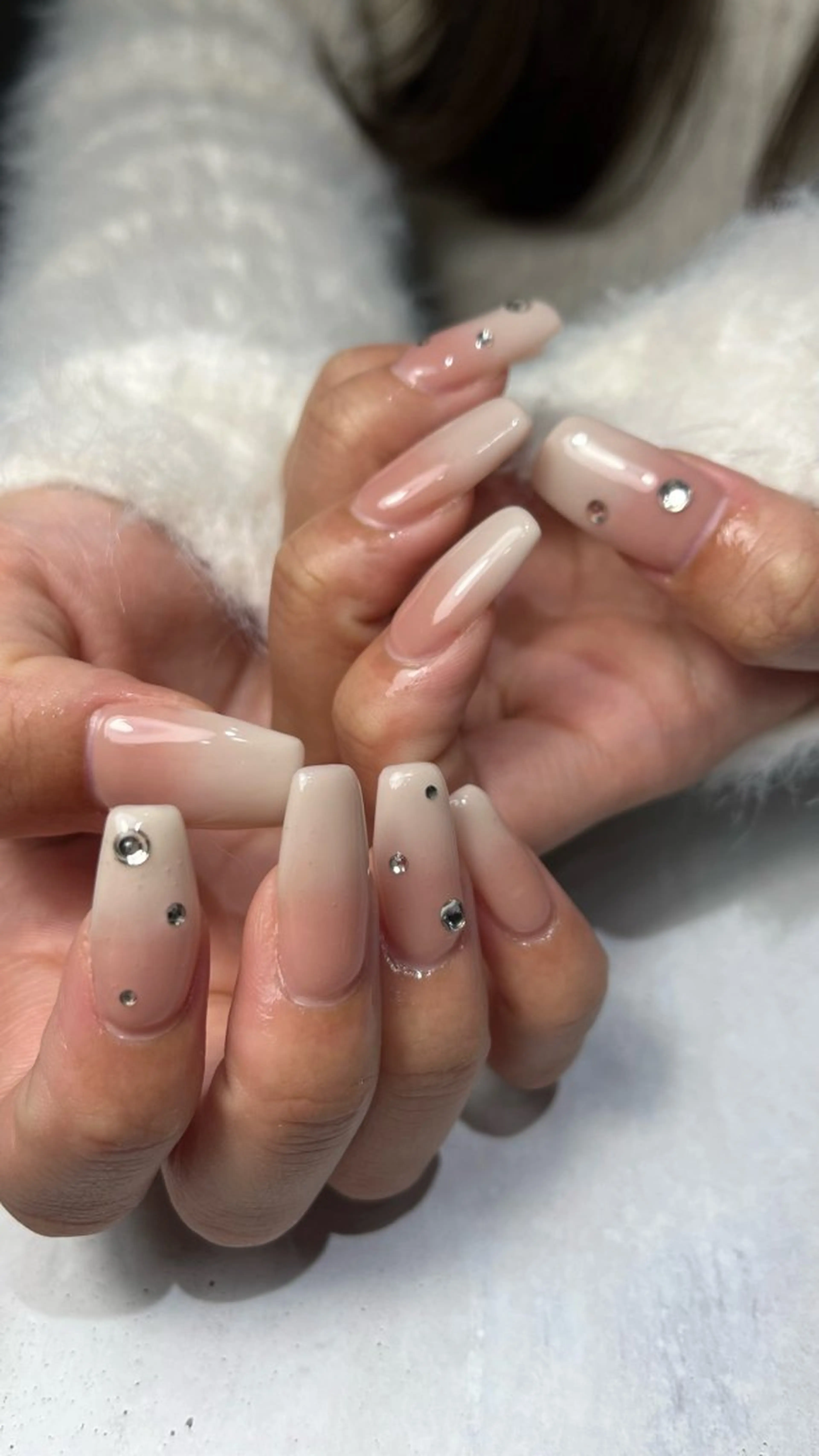 ネイル ストーンネイル ハンドネイル 🤎Two ERI🤎のネイルデザイン