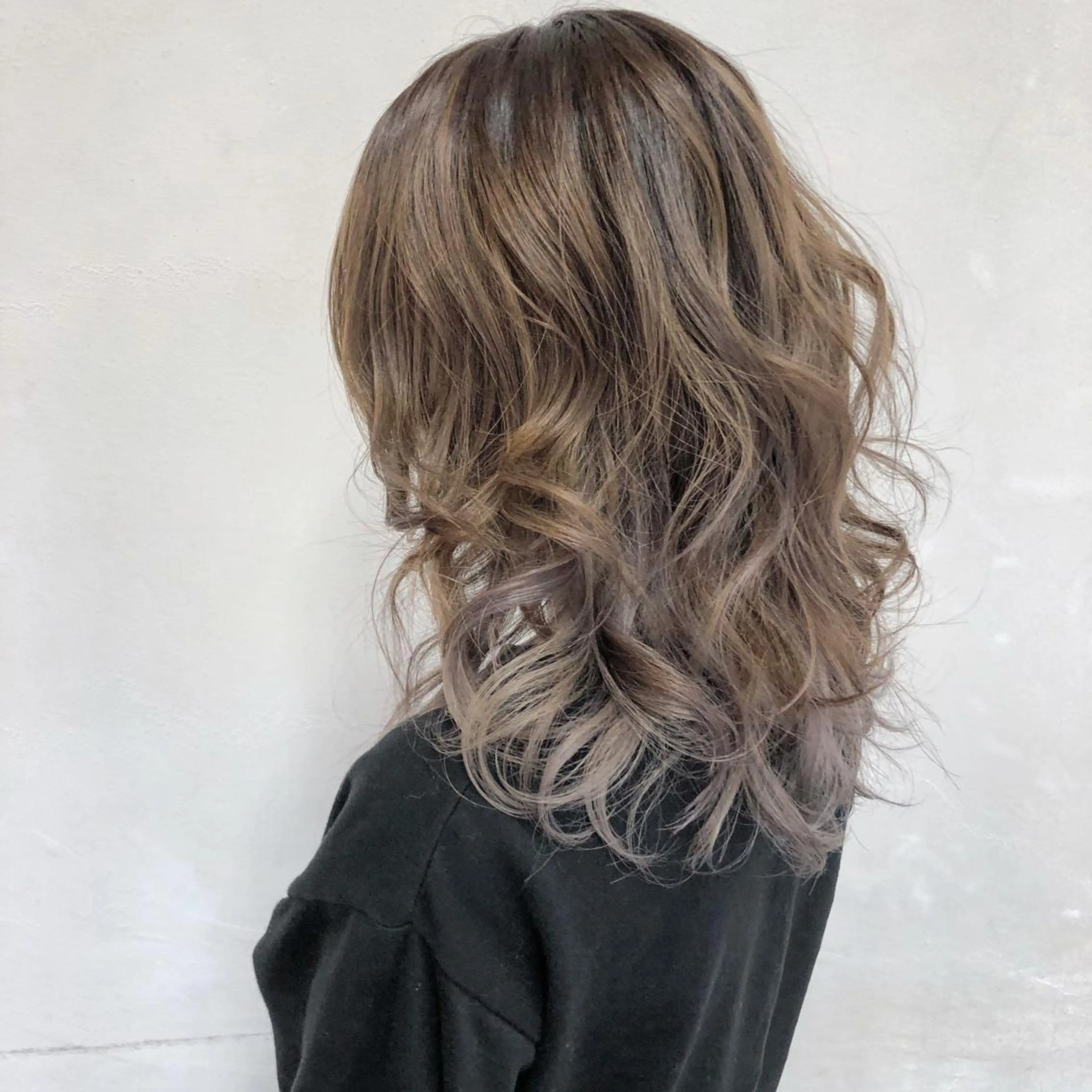 ミディアム カラー アッシュ グラデーションカラー ラベンダーカラー ラベンダーアッシュ ヘアカラー GLAD 萩原のヘアスタイル