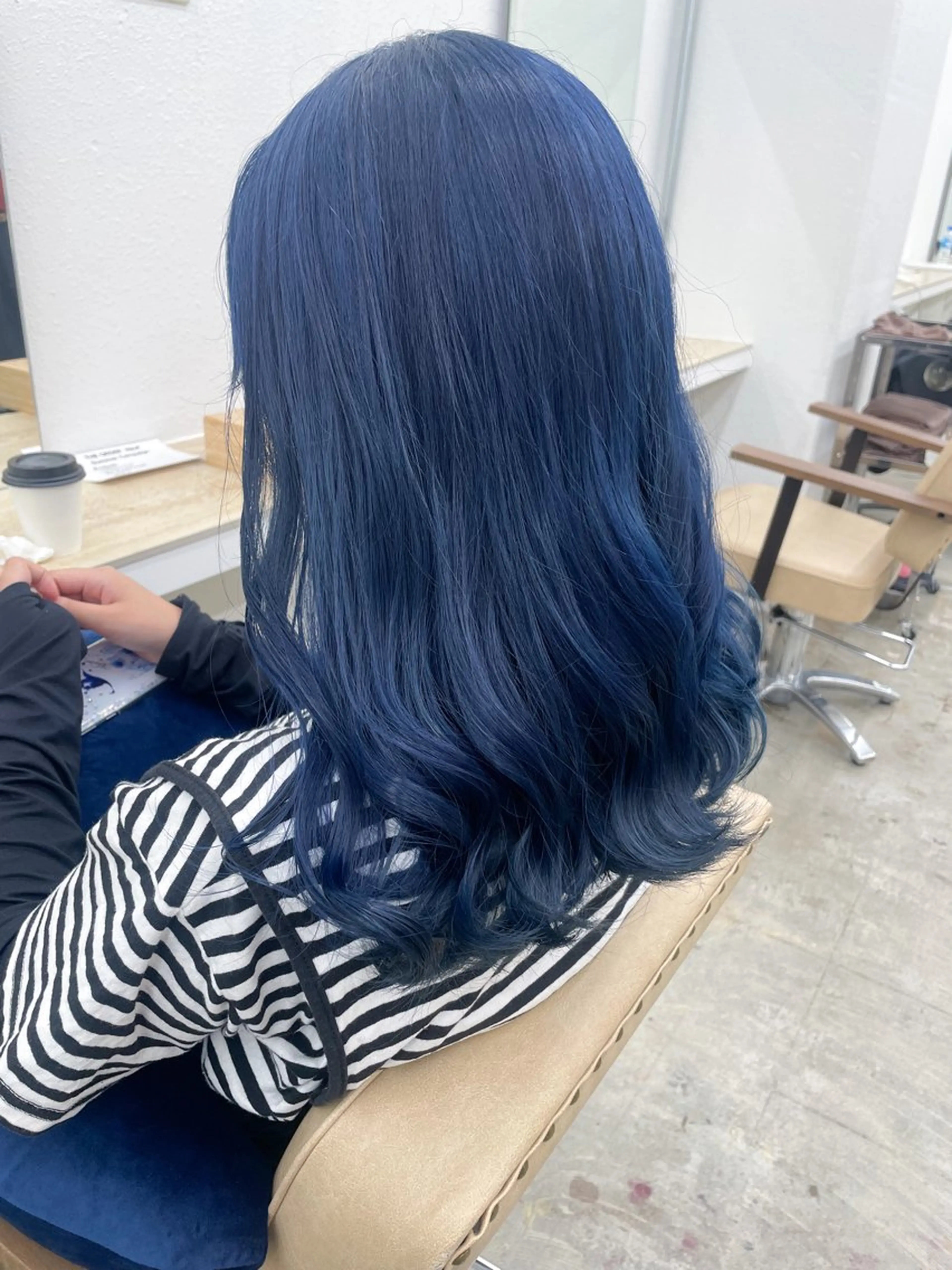 ミディアム カラー ブリーチ ケアブリーチ ハイトーンカラー ネイビーカラー ヘアカラー ハイトーン/レイヤー /ケアブリーチ石川治のヘアスタイル