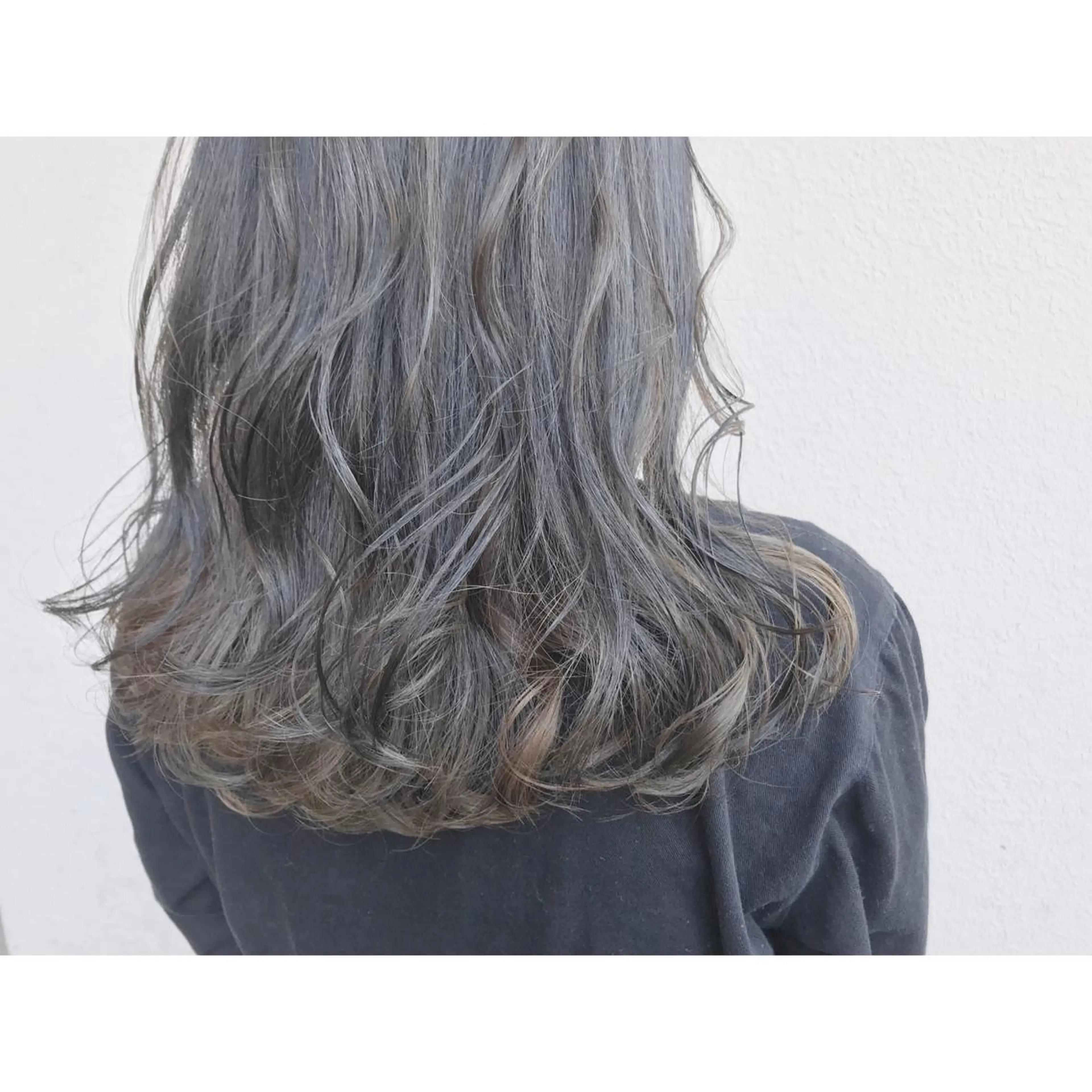 ロング カラー アッシュ アッシュグレー グレージュ ハイライトカラー ハイライト なかにし まゆみのヘアスタイル