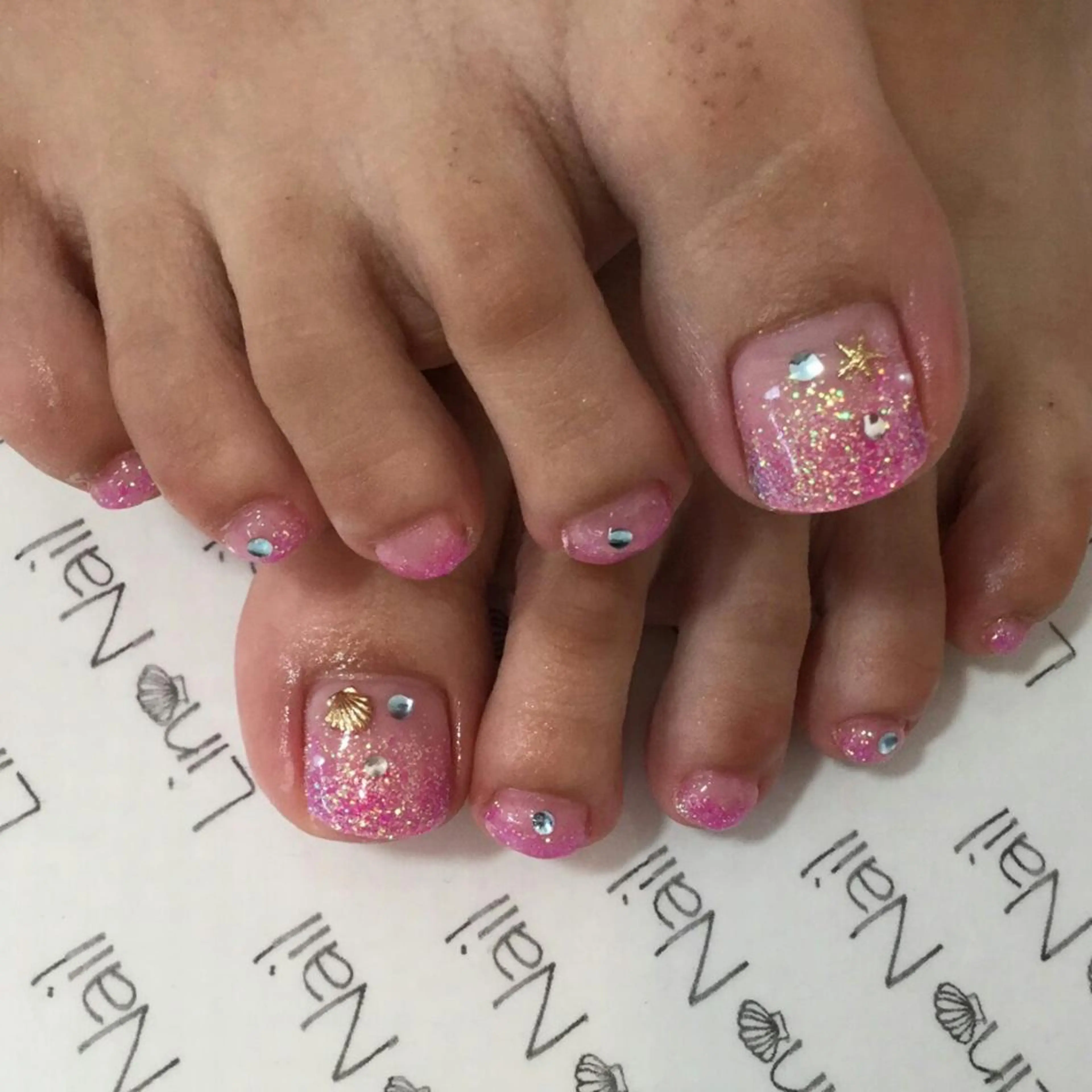 ショート ミディアム セミロング ロング ネイル まつエク フットネイル キラキラネイル ラメ(グリッター) Lino Nail sekitomiのネイルデザイン