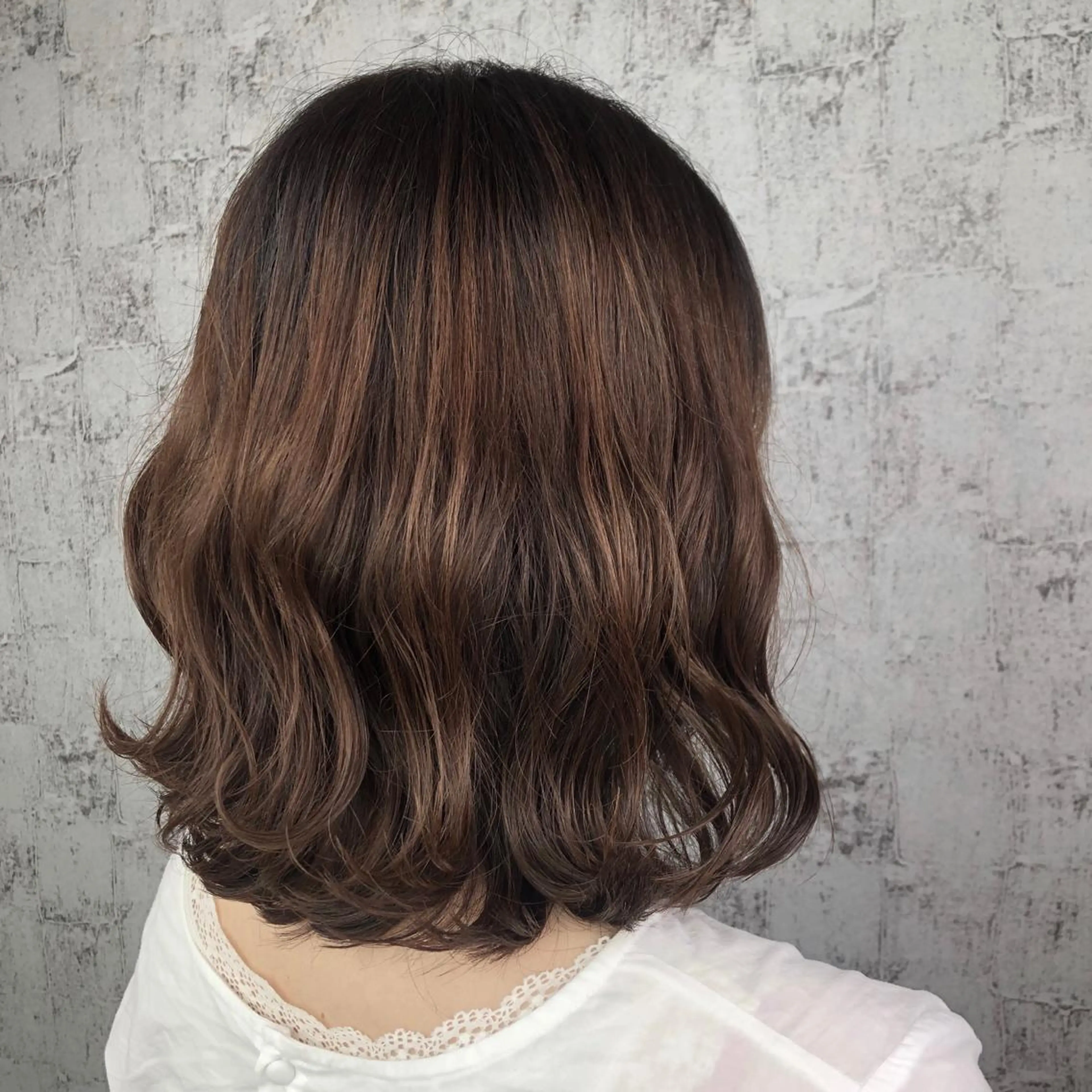 ミディアム カラー ブラウンカラー ピンクカラー ピンクブラウン 小顔レイヤー/ ベージュ🤍Rieのヘアスタイル