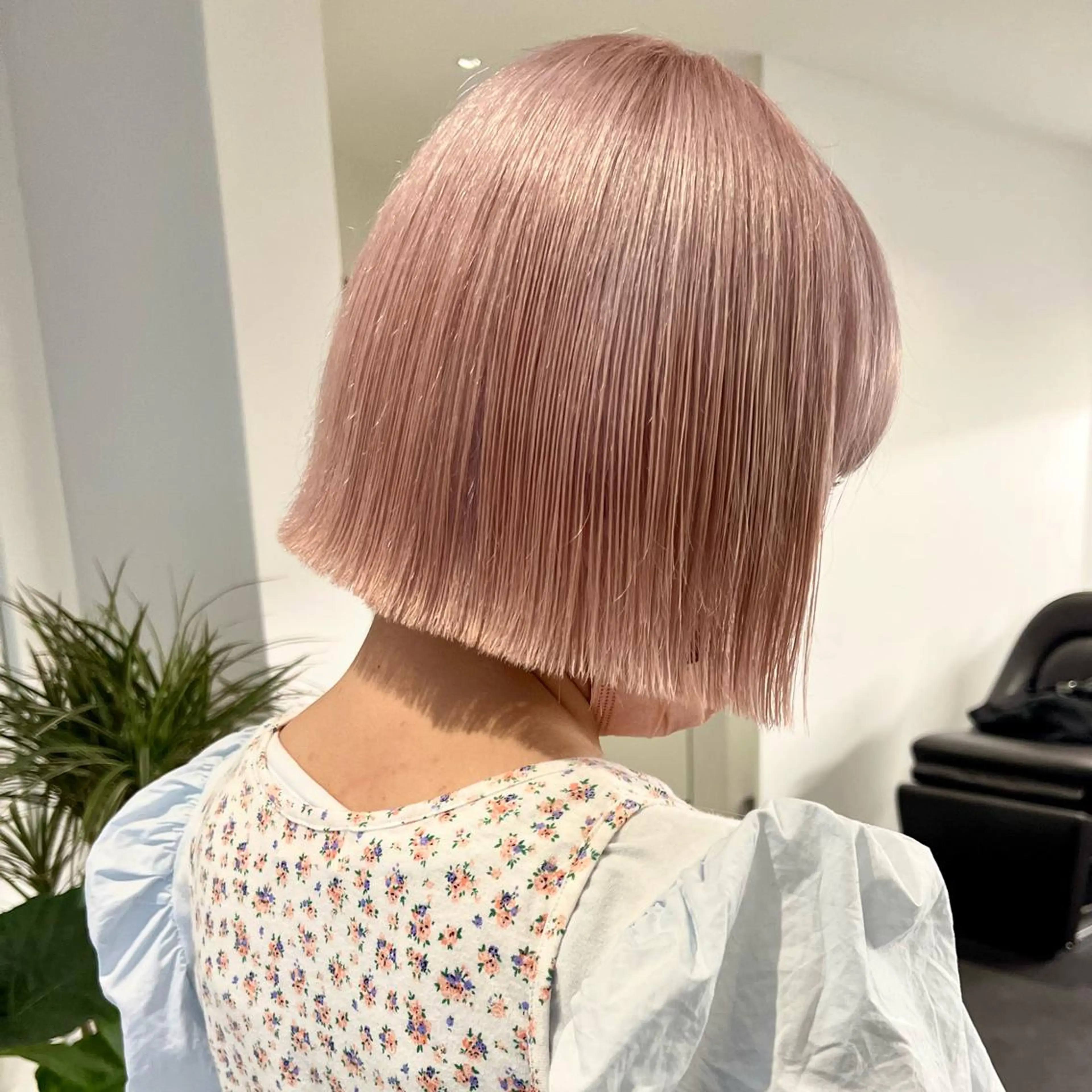 ミディアム カラー 切りっぱなしボブ ベージュカラー ブリーチ ハイトーンカラー ミルクティーベージュ ヘアカラー トリートメント RAIMA ケアハイトーンのヘアスタイル