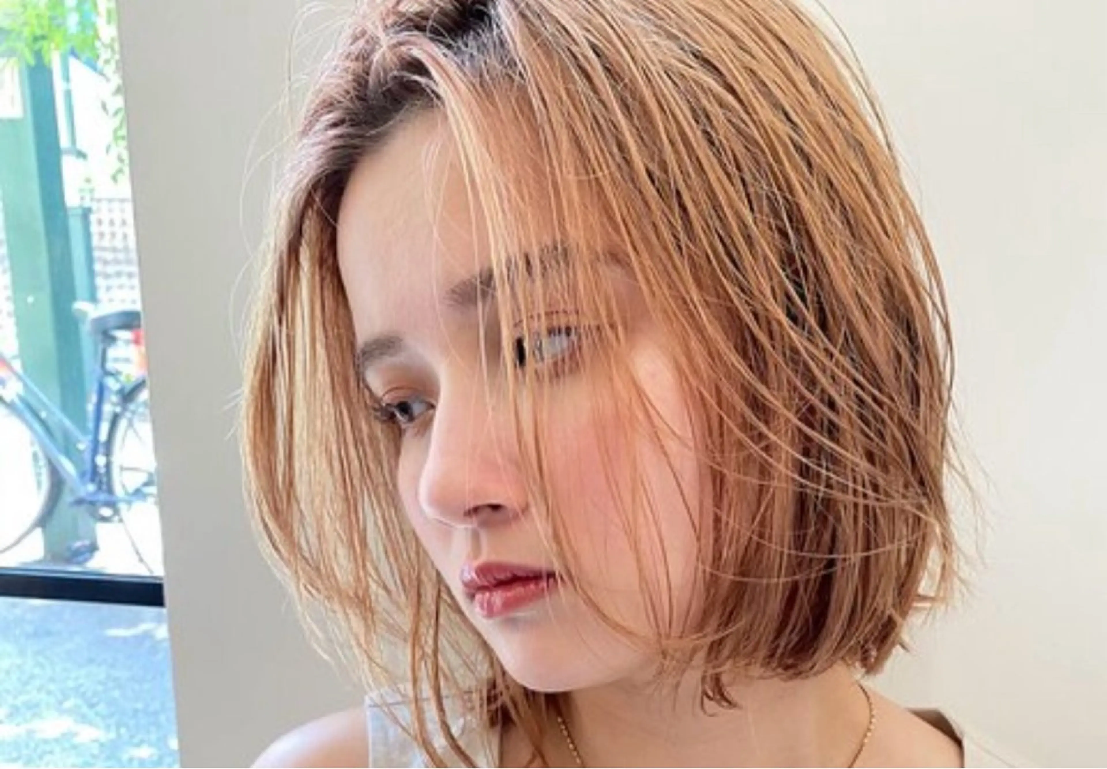 ショート カラー 切りっぱなしボブ ベージュカラー ブリーチ ブルーカラー 透明感カラー 新宿御苑前/新宿 Ryuseiのヘアスタイル