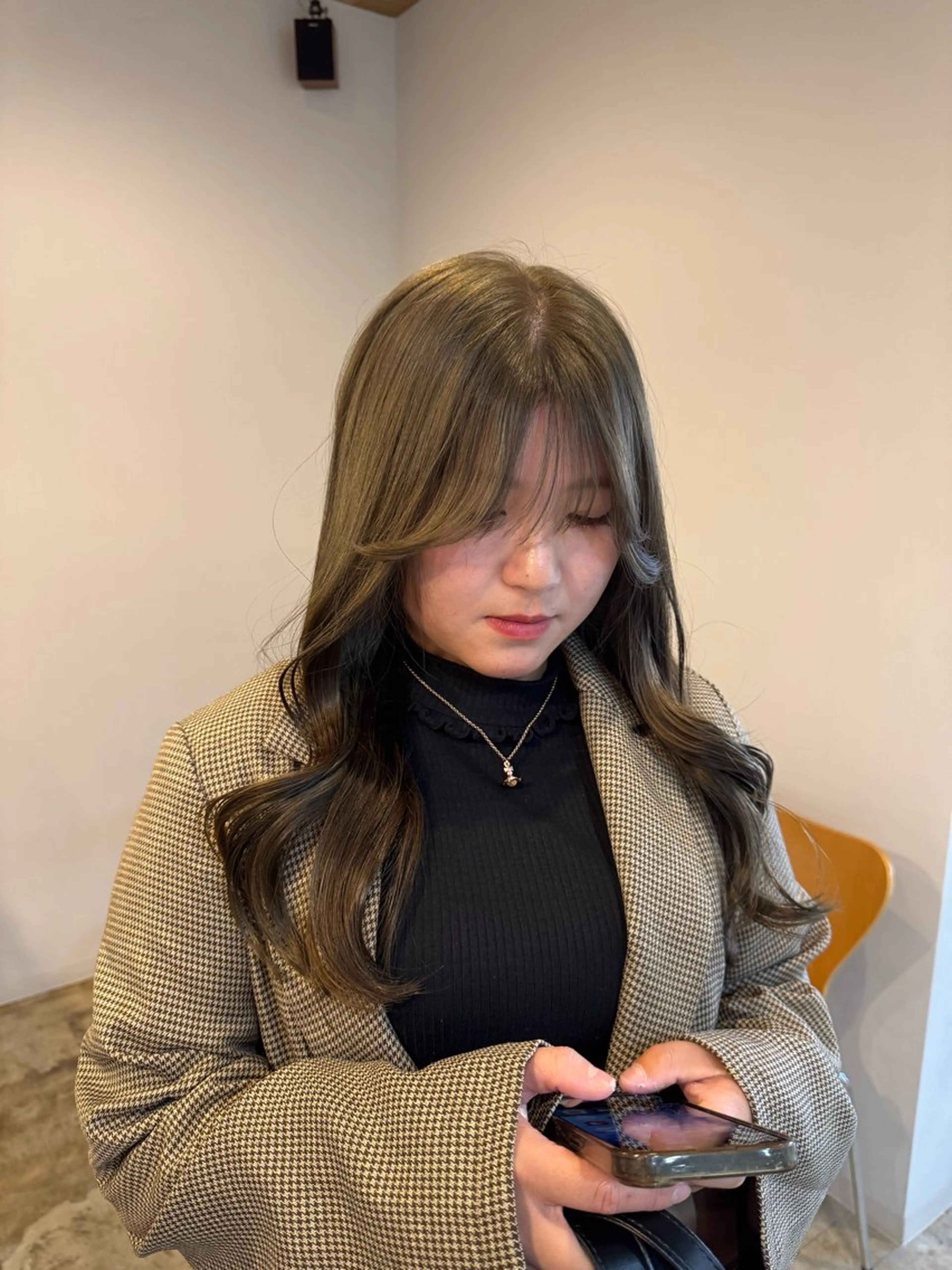 ロング カラー ベージュカラー ブリーチ オリーブベージュ カット ヘアカラー トリートメント 咲良 / allum 鈴鹿のヘアスタイル