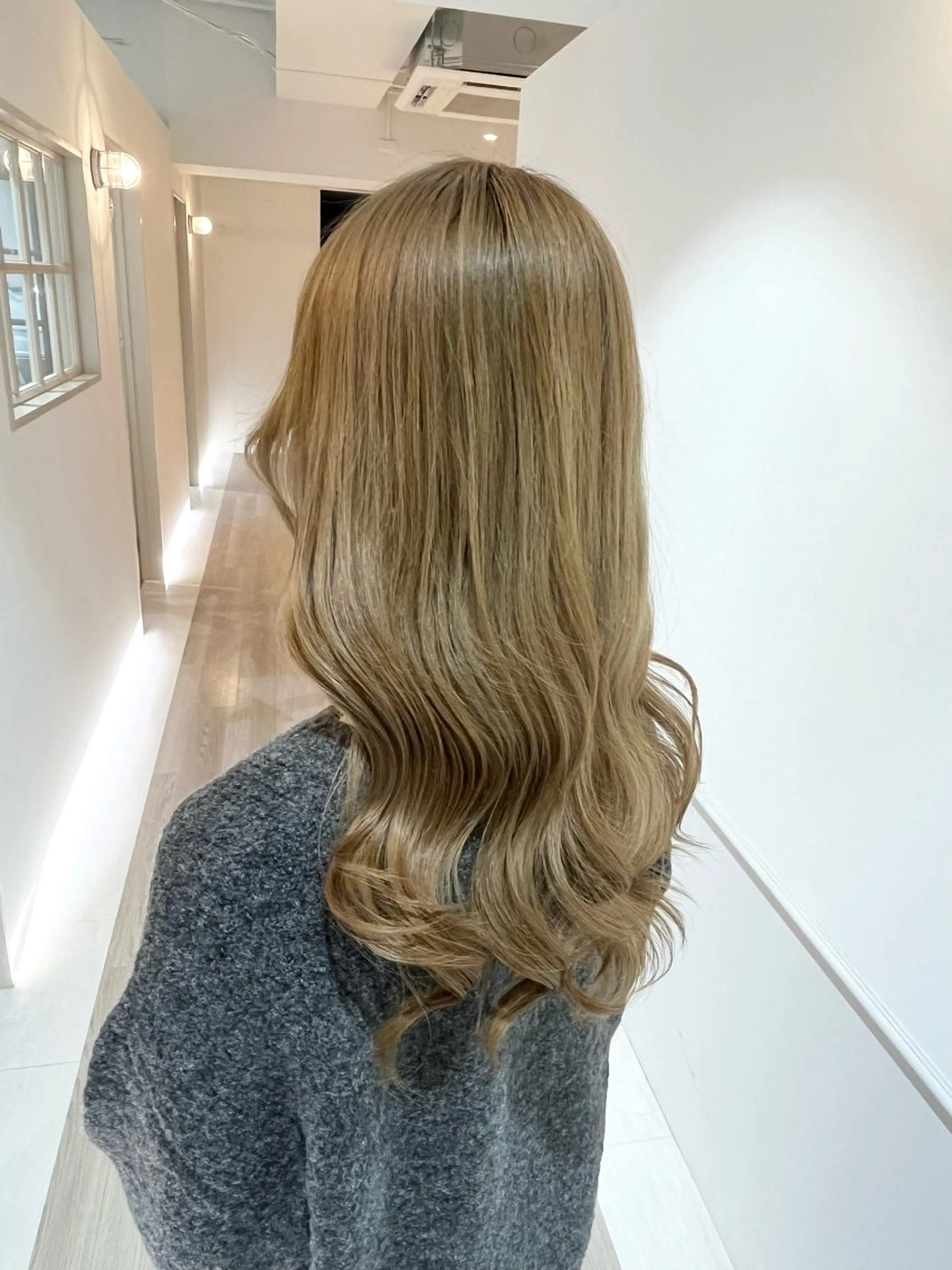 カラー ニトウ レイナのヘアスタイル