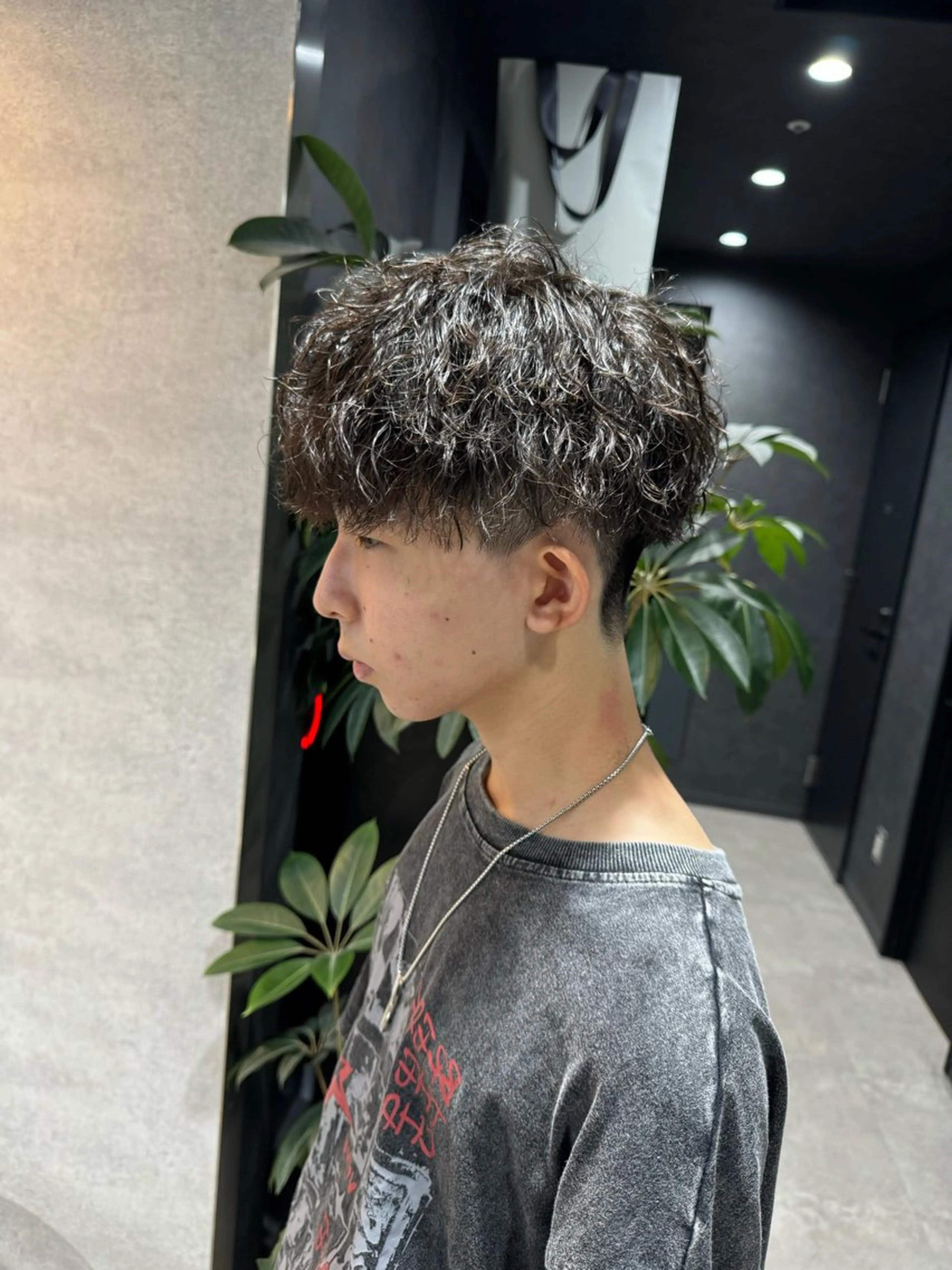 ショート カラー パーマ ヘアアレンジ メンズ センターパート マッシュ メンズパーマ スペインカール スパイキーショート カット パーマ トリートメント ヘッドスパ ヘアセット スパイキー/フェザー /波巻き/かいとのヘアスタイル
