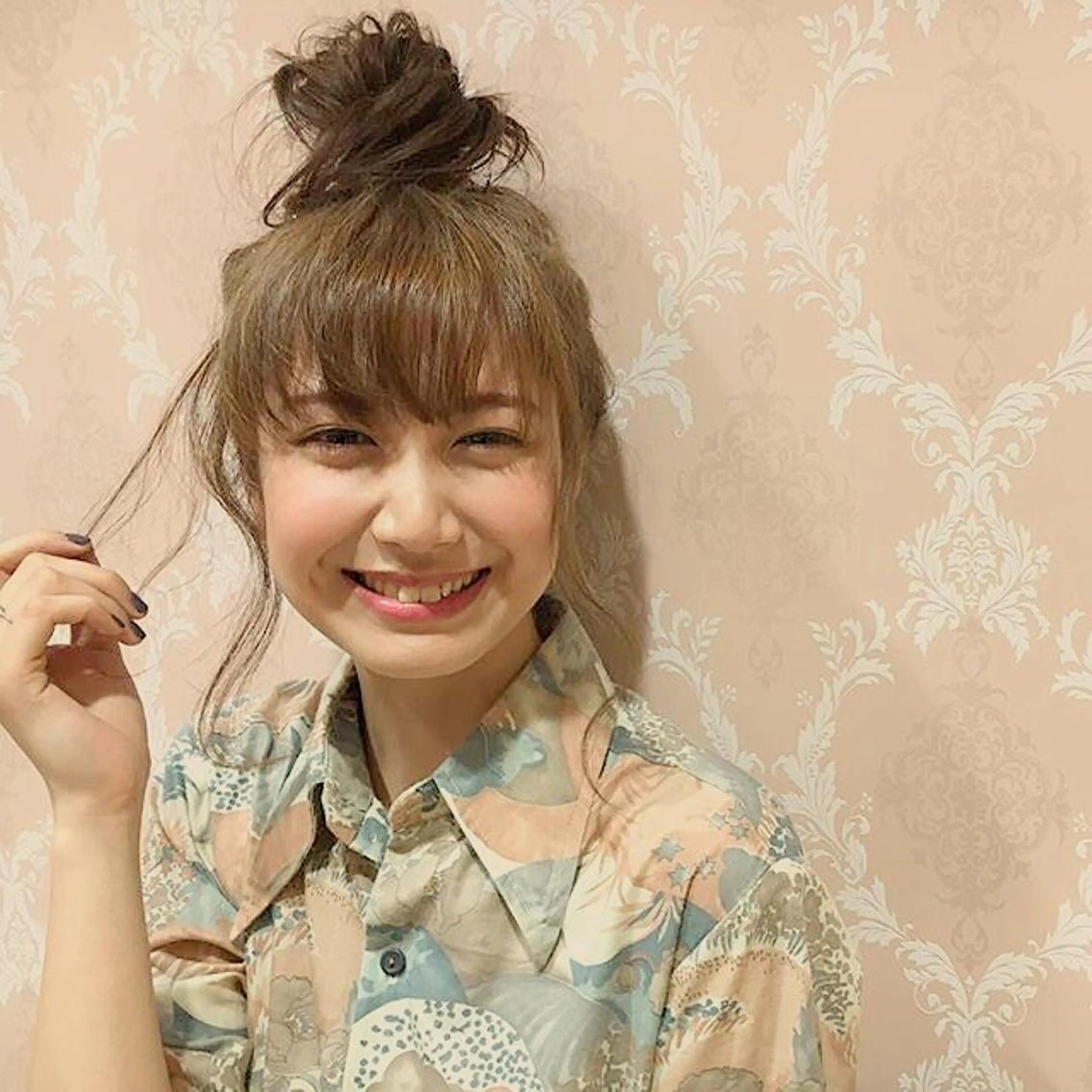 ミディアム ヘアアレンジ ブリーチ/ハイトーン SERINAのヘアスタイル