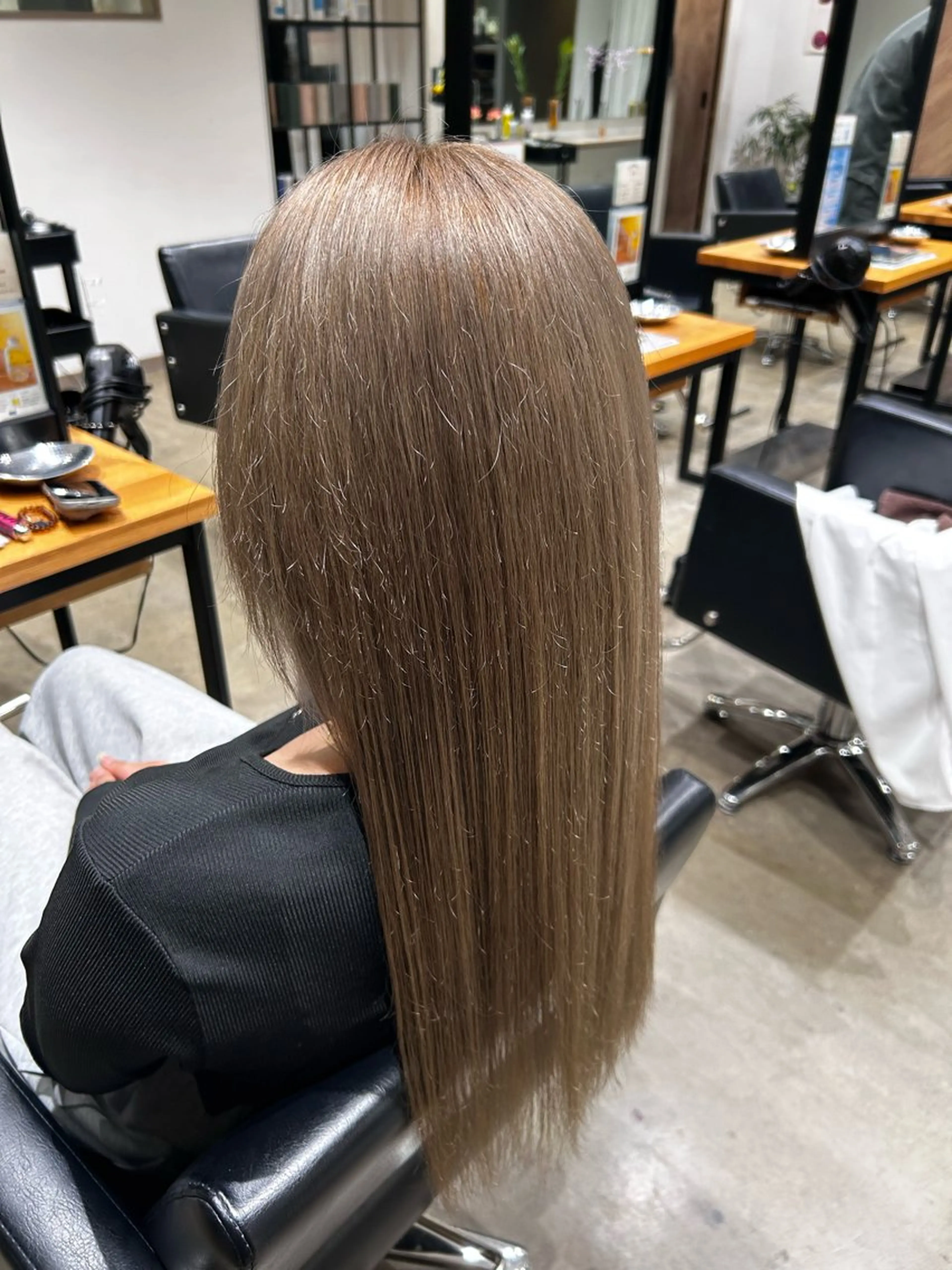 ロング カラー ベージュカラー ブリーチ ミルクティーベージュ ヘアカラー くろだ かなのヘアスタイル