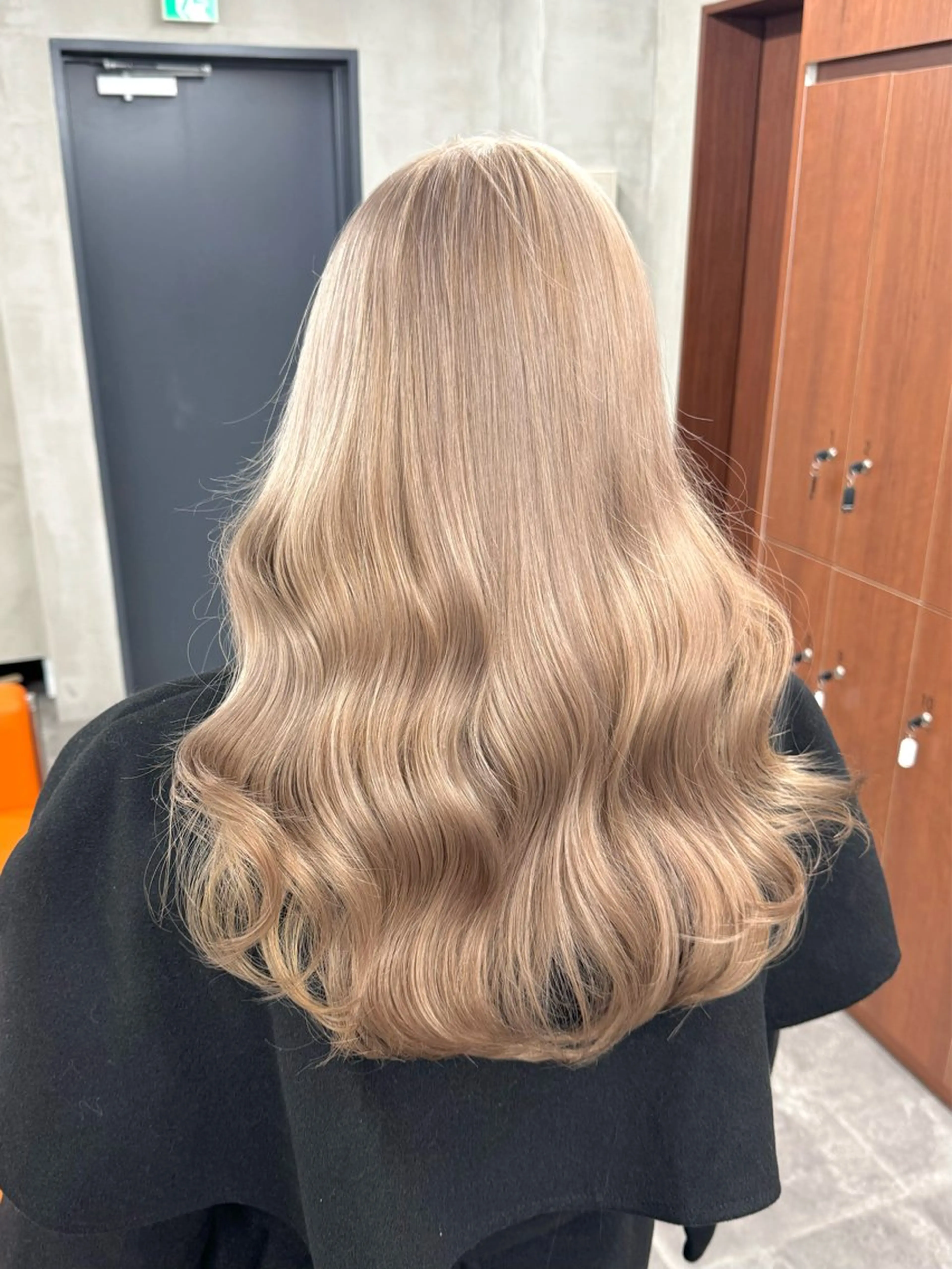 ロング カラー アッシュ ベージュカラー ブリーチ ケアブリーチ ダブルカラー カット ヘアカラー トリートメント ブリーチ　ハイトーン 特化🌈フジタハルキのヘアスタイル