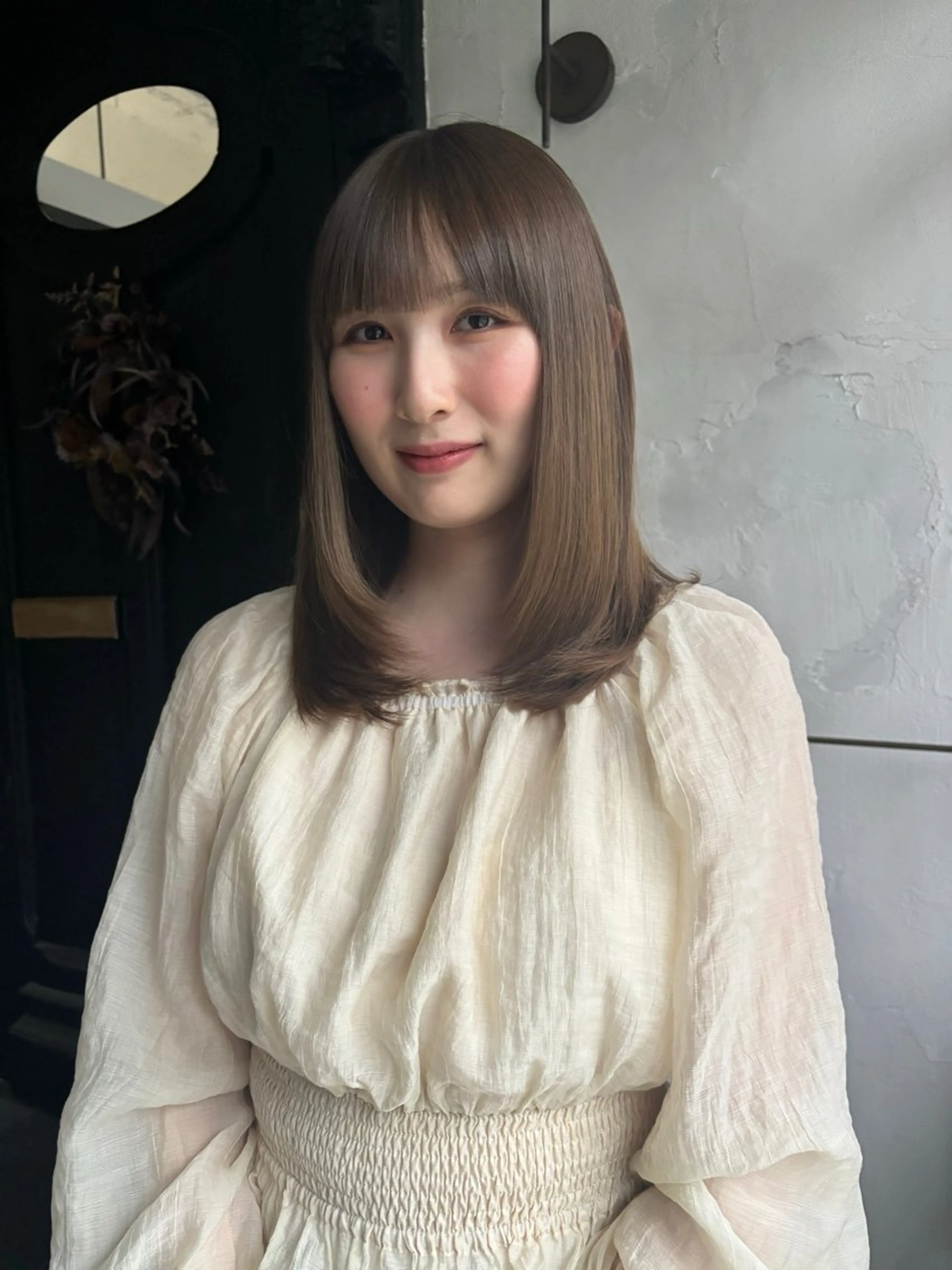 ミディアム カラー ミディアムレイヤー ベージュカラー レイヤーカット カット ヘアカラー トリートメント comeghead 琴音のヘアスタイル