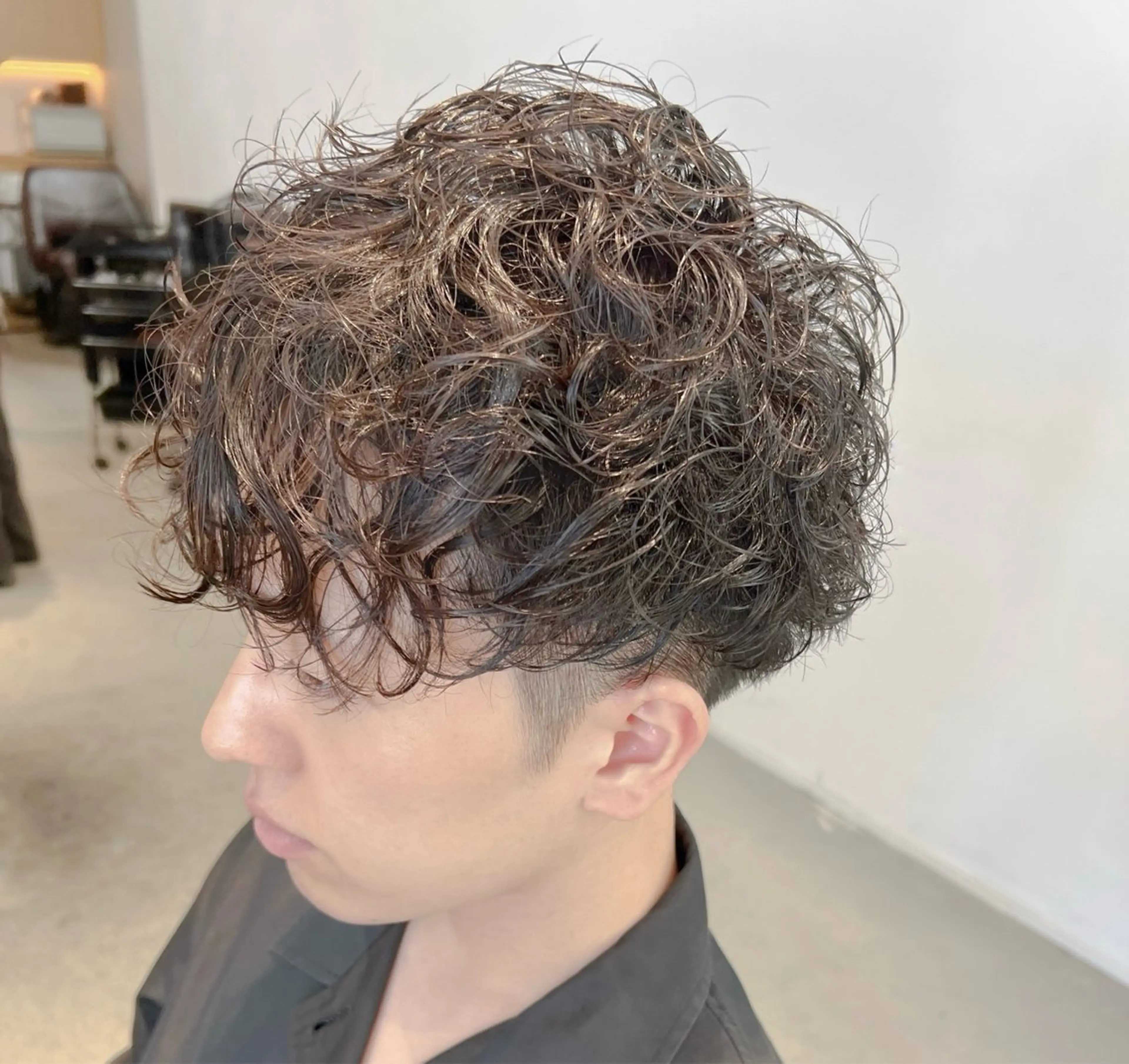 ショート パーマ メンズ マッシュ メンズパーマ プードルパーマ 刈り上げ プードルパーマ 服部 雄輝のヘアスタイル