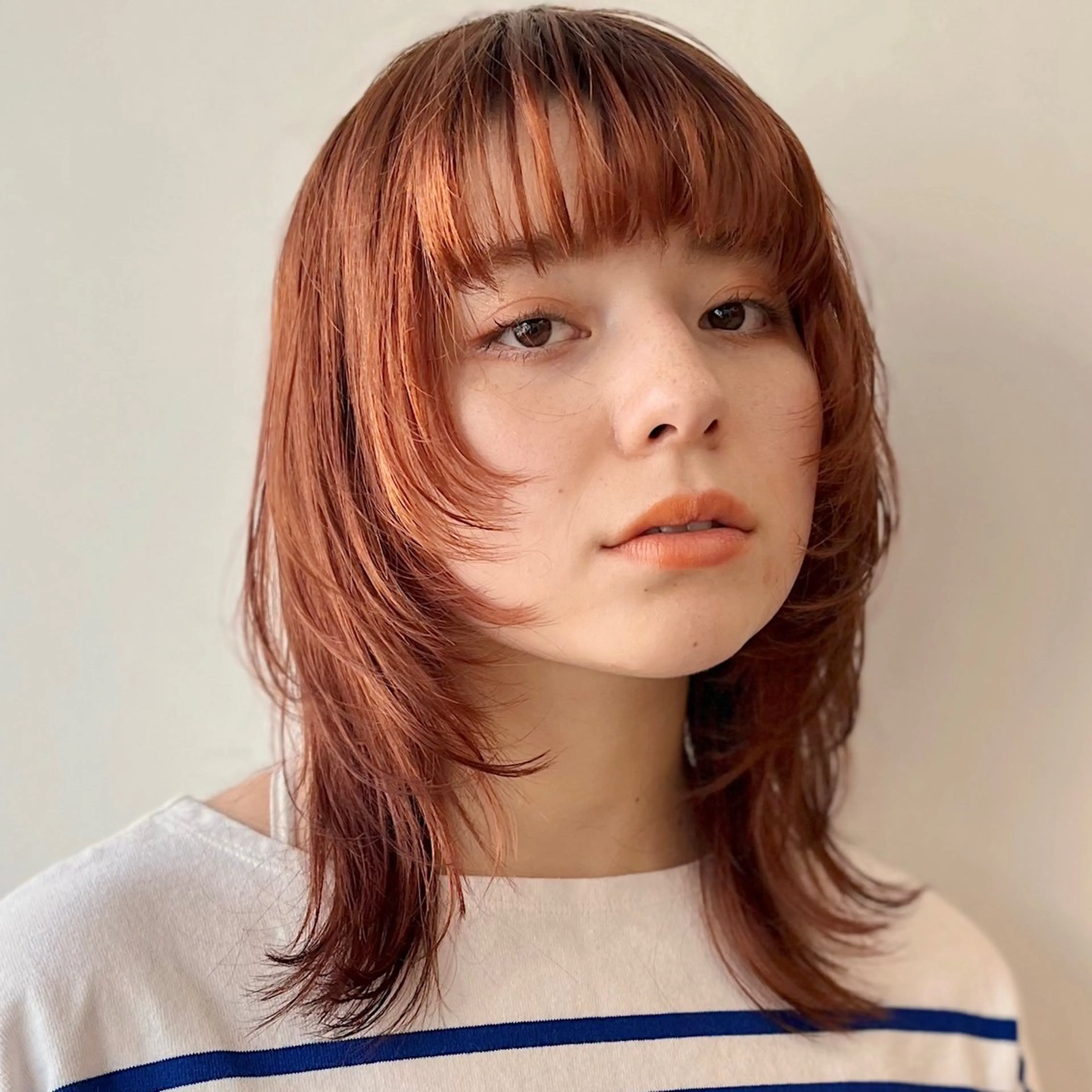 ミディアム カラー オレンジ レイヤーカット ウルフカット あやめ【顔まわり/レ イヤー/柔らかカラ】のヘアスタイル