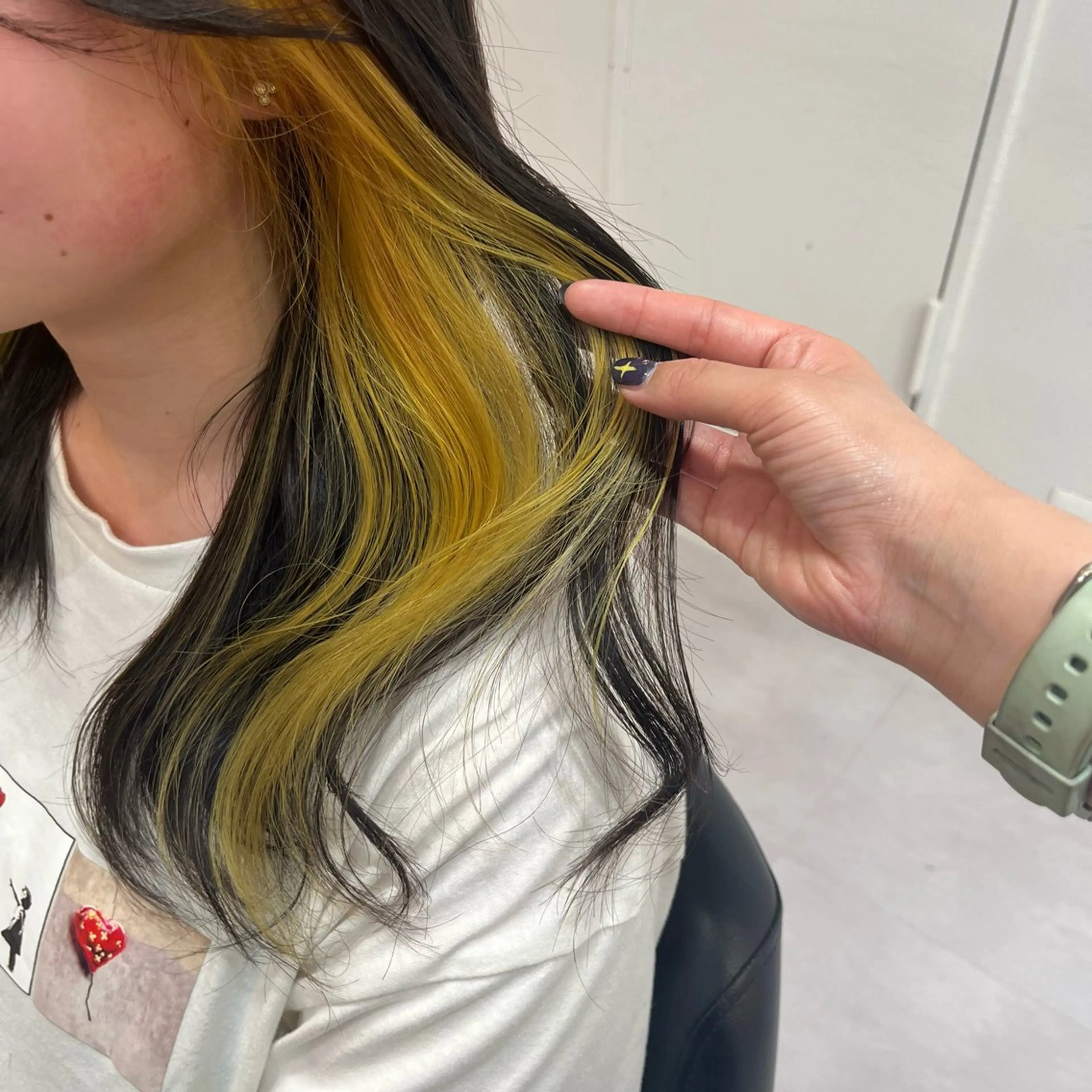 ロング カラー 黒髪 ブリーチ ブルーカラー ブルーブラック イエローカラー 透け感ブラウンカラー /レイヤー🧸ナシコのヘアスタイル