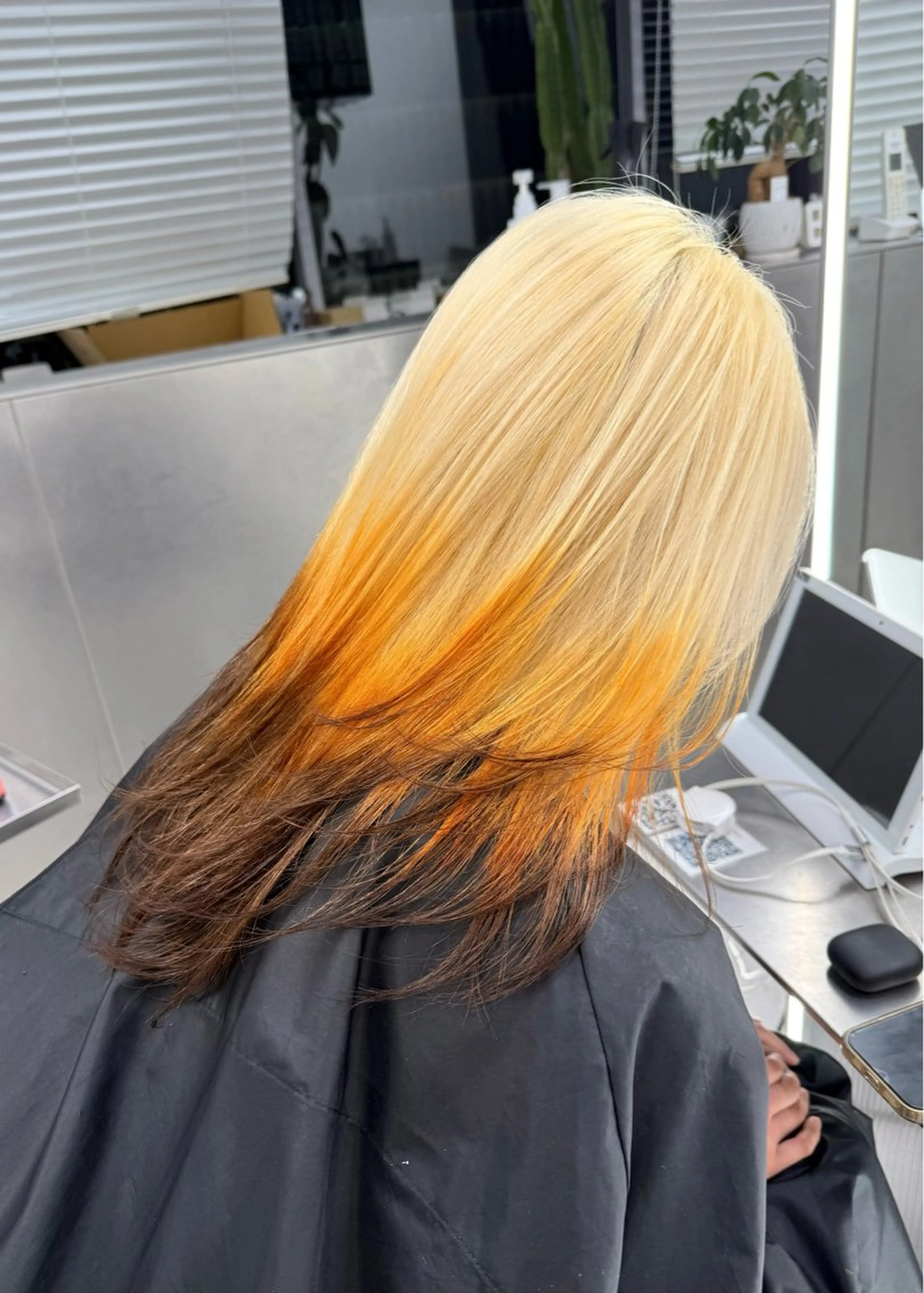 ロング カラー 抜きっぱなしブロンド カット ヘアカラー トリートメント ハイトーンレイヤー 顔まわりSOTAのヘアスタイル