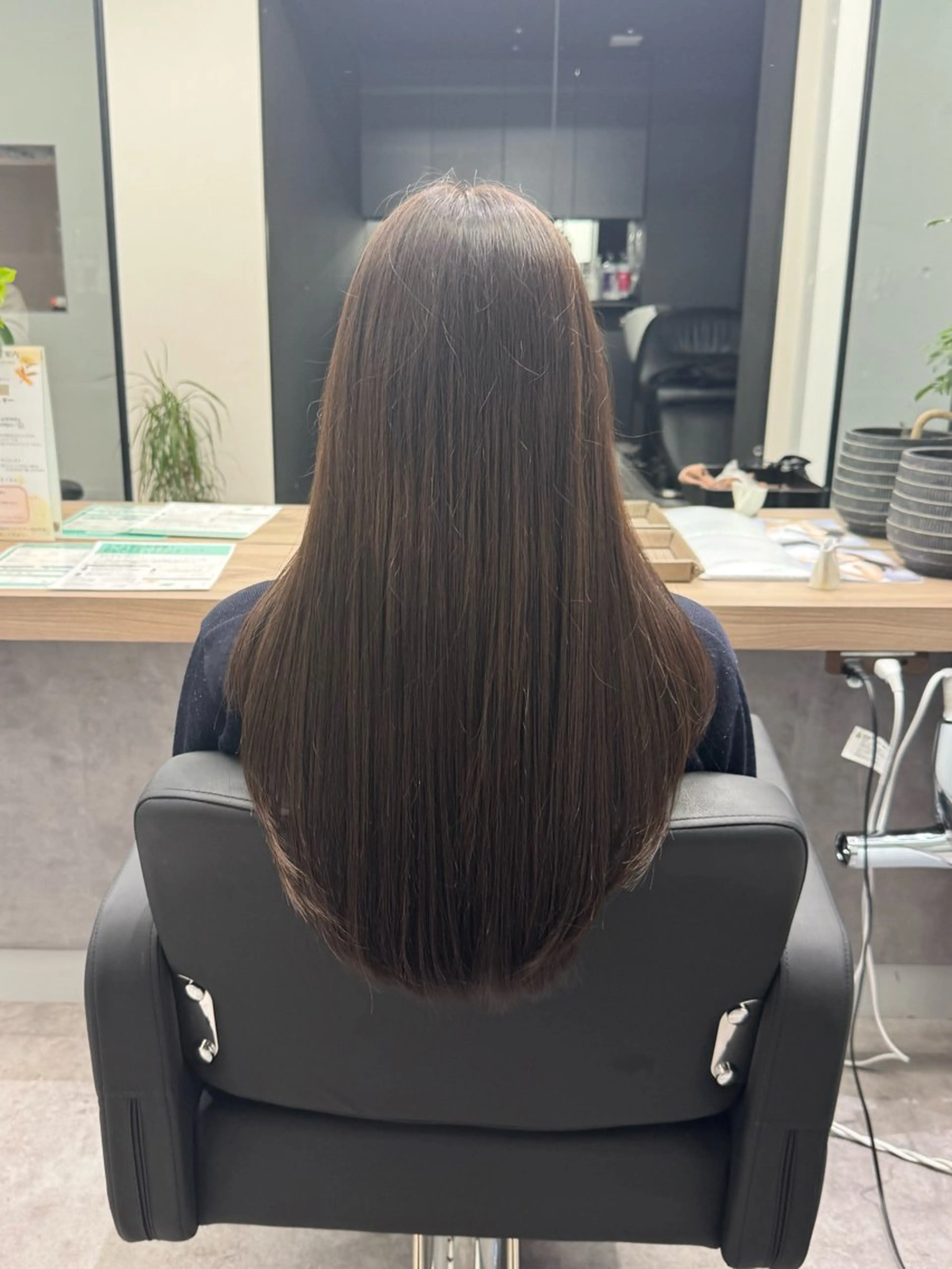 セミロング アッシュ アッシュブラウン 顔まわりレイヤー レイヤーカット カット ヘアカラー 高橋 廉人のヘアスタイル