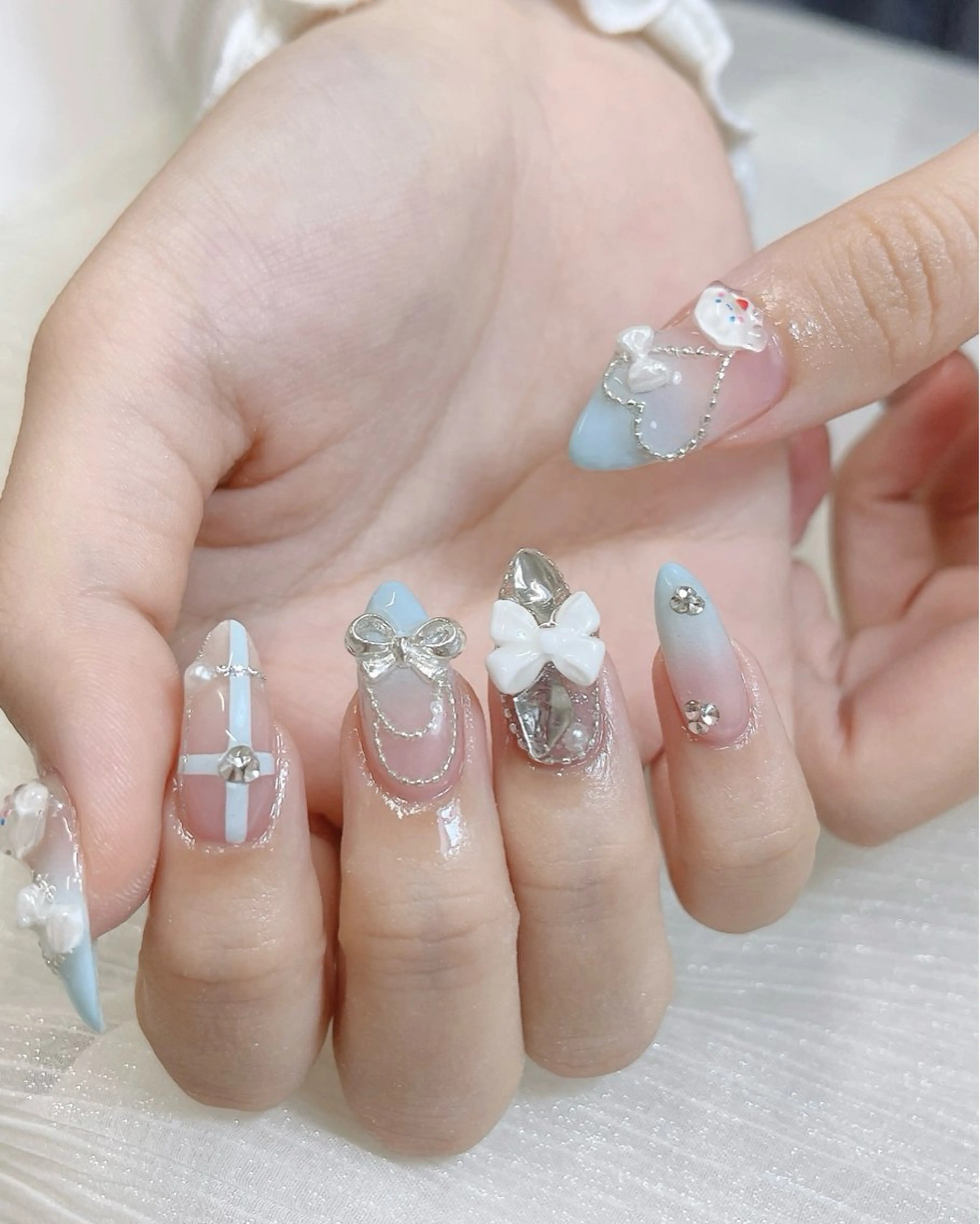 ネイル チークネイル ドット フレンチネイル キラキラネイル 韓国ネイル ハンドネイル Speraネイル 大宮店🎀のネイルデザイン