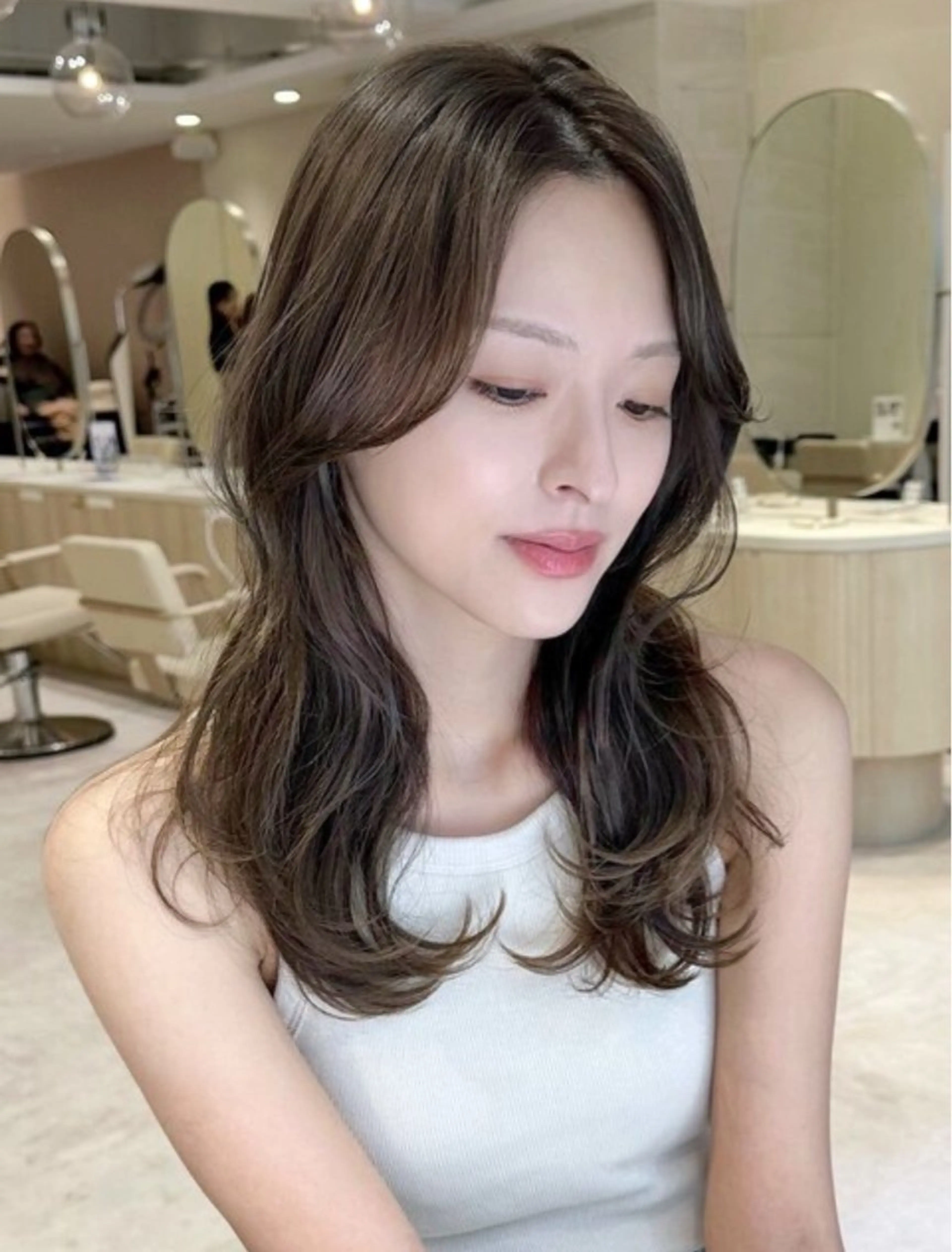 セミロング カラー ショコラグレージュ 透明感カラー グレージュ 韓国風ヘア レイヤーカット カット ヘアカラー カット無料｜レイヤー カット｜韓国モテへアのヘアスタイル