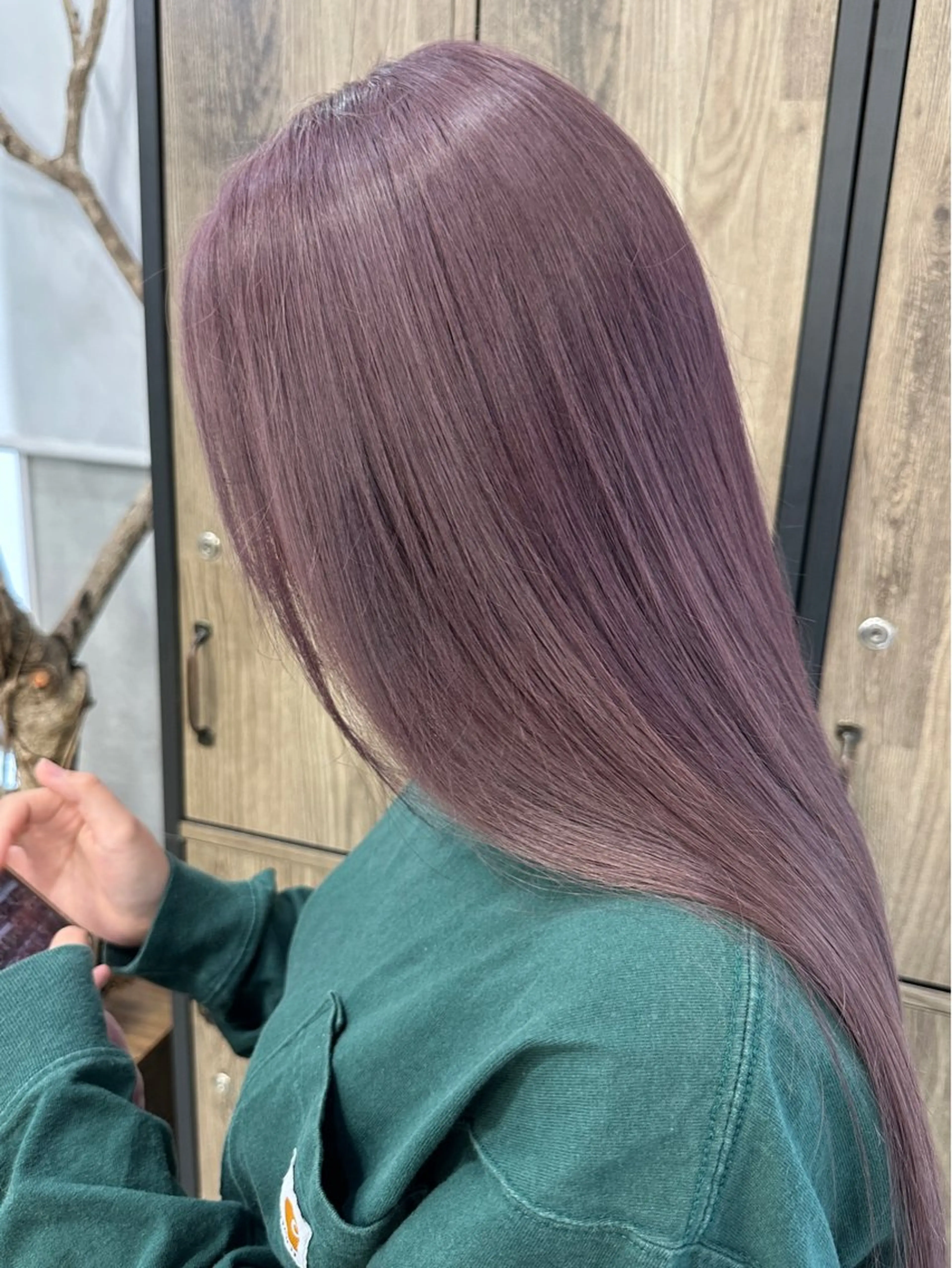 ロング ピンクラベンダー ヘアカラー 鈴木 菜々映のヘアスタイル