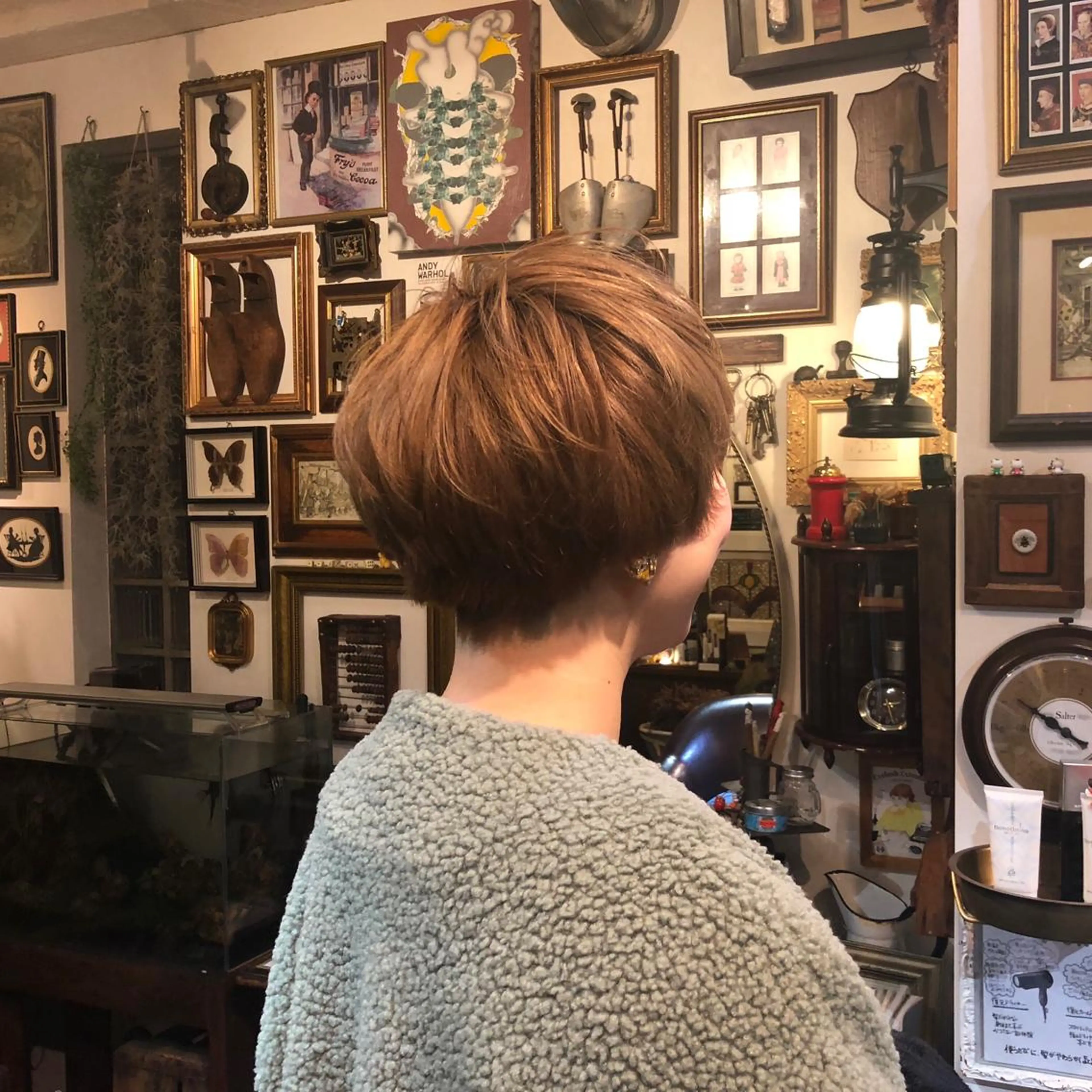 ショート カラー ベージュカラー ブリーチ ハイトーンカラー ミルクティーベージュ カット BRITS 渡辺 菜々子のヘアスタイル