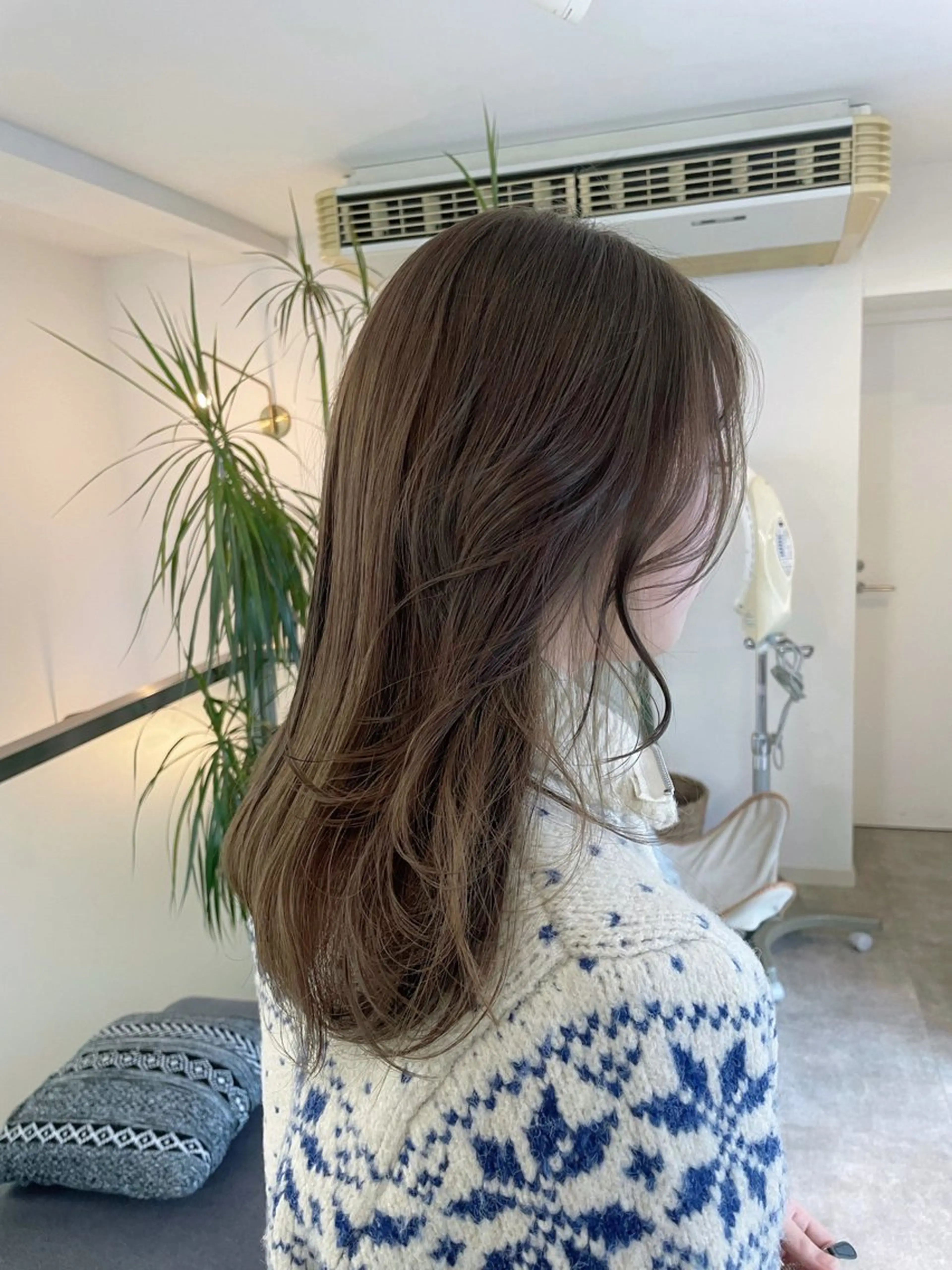 セミロング カラー 透明感カラー オリーブカラー レイヤーカット ヘアカラー Jr.stylist 彩乃のヘアスタイル