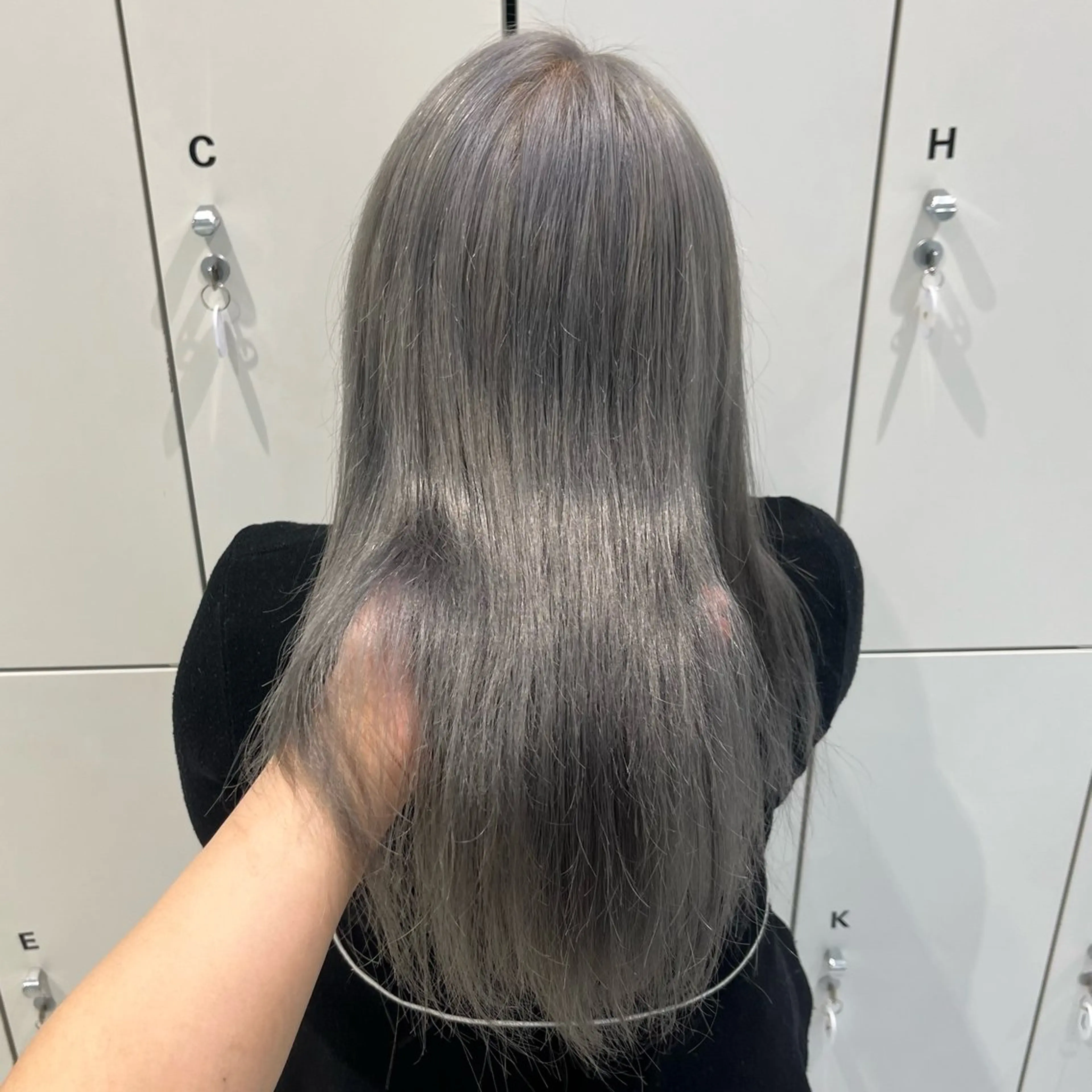 ロング カラー ブリーチ ブロンド シルバー ホワイトブロンド ホワイトシルバー ヘアカラー トリートメント 顔周りカット／透明感 カラー／Kurumeのヘアスタイル