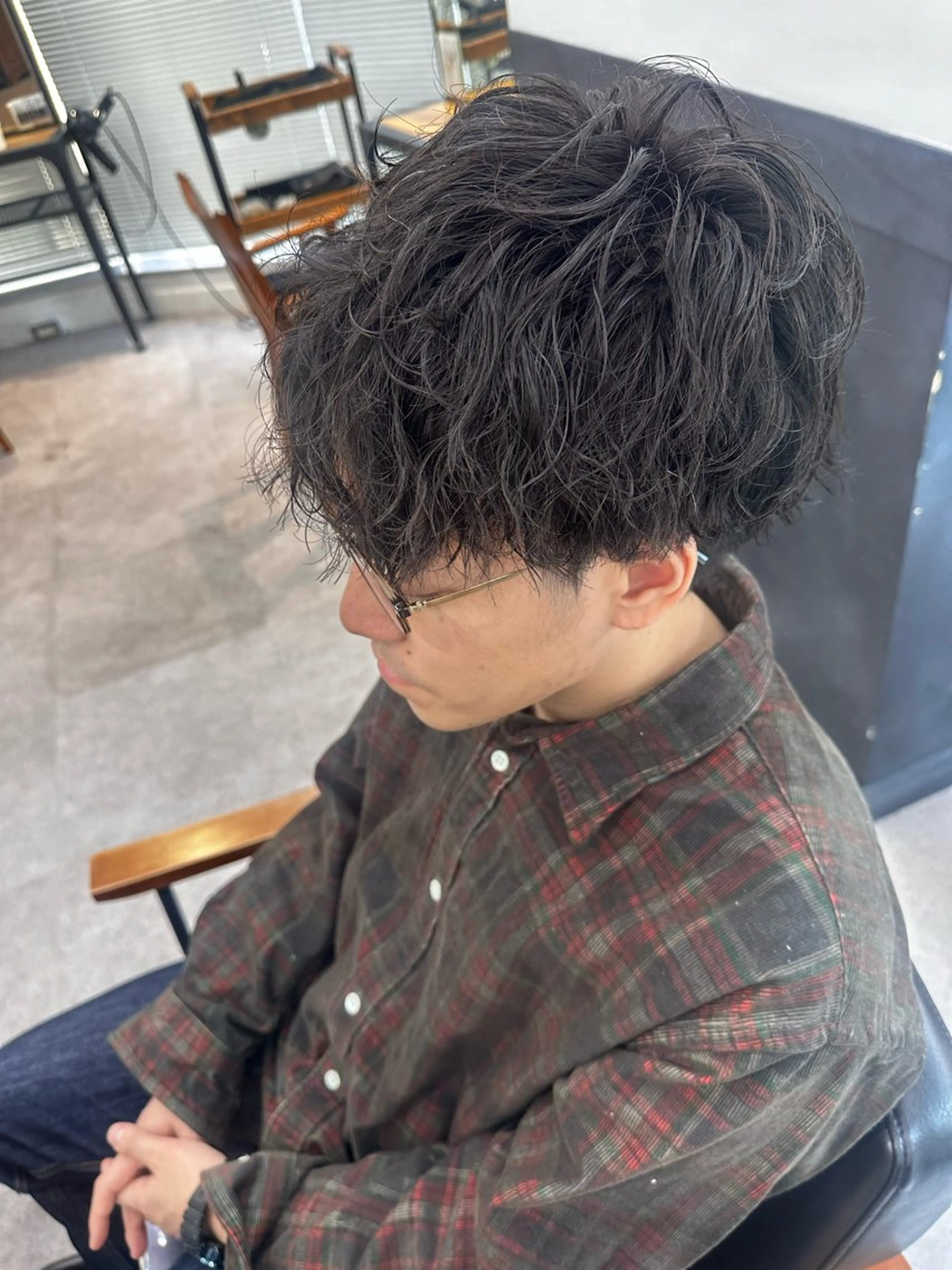 ミディアム カラー パーマ ヘアアレンジ メンズ キッズ カット パーマ レイヤーカット／顔周 りカット/縮毛矯正のヘアスタイル
