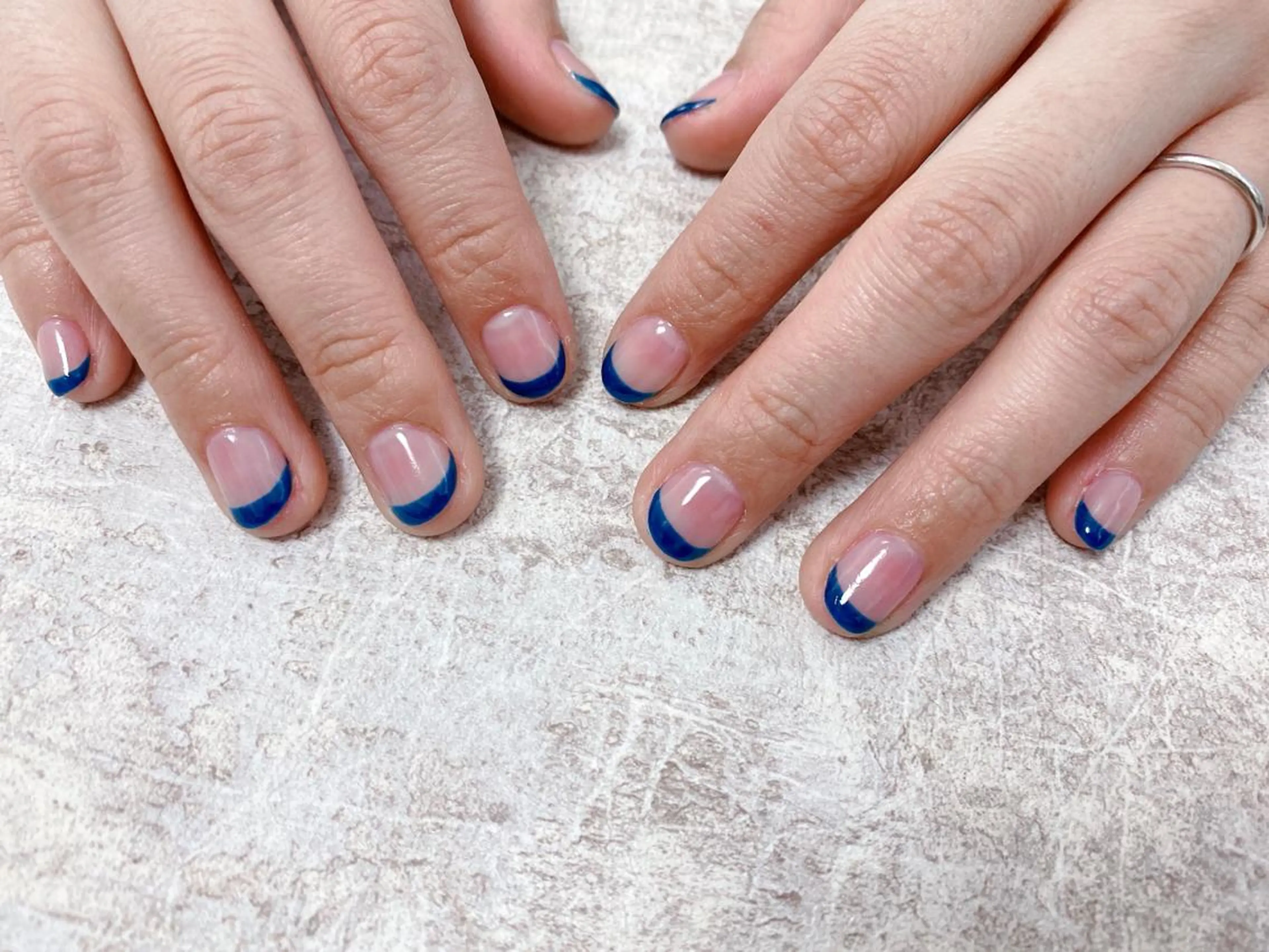 ネイル フレンチネイル ネイビー mogunail &blowのネイルデザイン