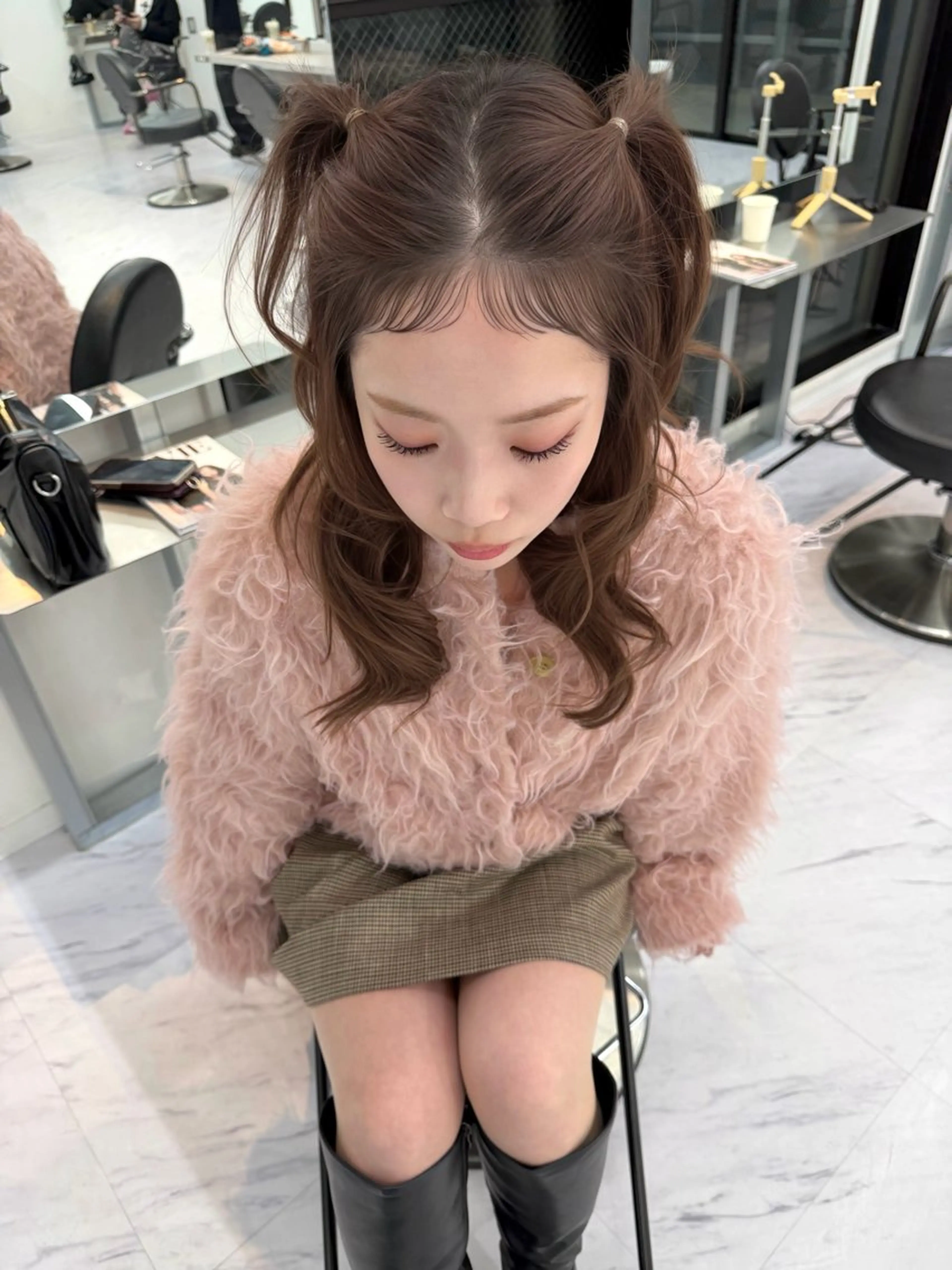 セミロング カラー パーマ ヘアアレンジ セミロングパーマ ベージュカラー ブリーチ ケアブリーチ デザインカラー カット ヘアカラー パーマ トリートメント TATSUブリーチ/ ミルクティーベージュのヘアスタイル